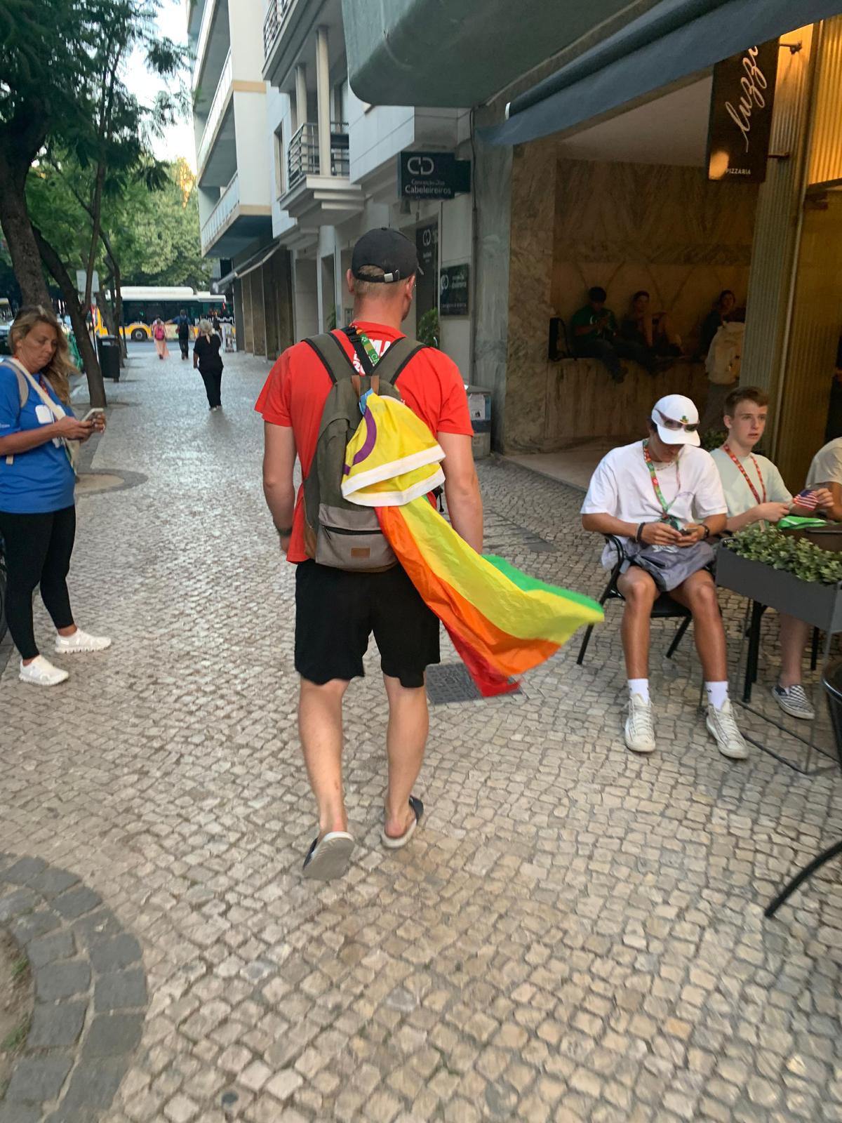 Censura LGBTQIA+ na JMJ: “Não é a minha Igreja, não é a Igreja do Papa Francisco”