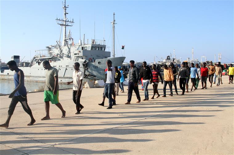 Migrantes resgatados por navio com bandeira portuguesa desembarcaram na Líbia