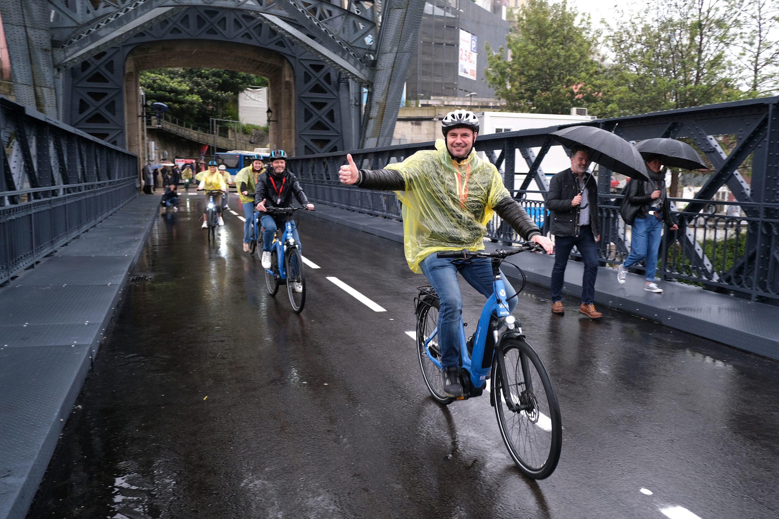 Ponte Luiz I reabriu vazia só para transportes públicos e velocípedes