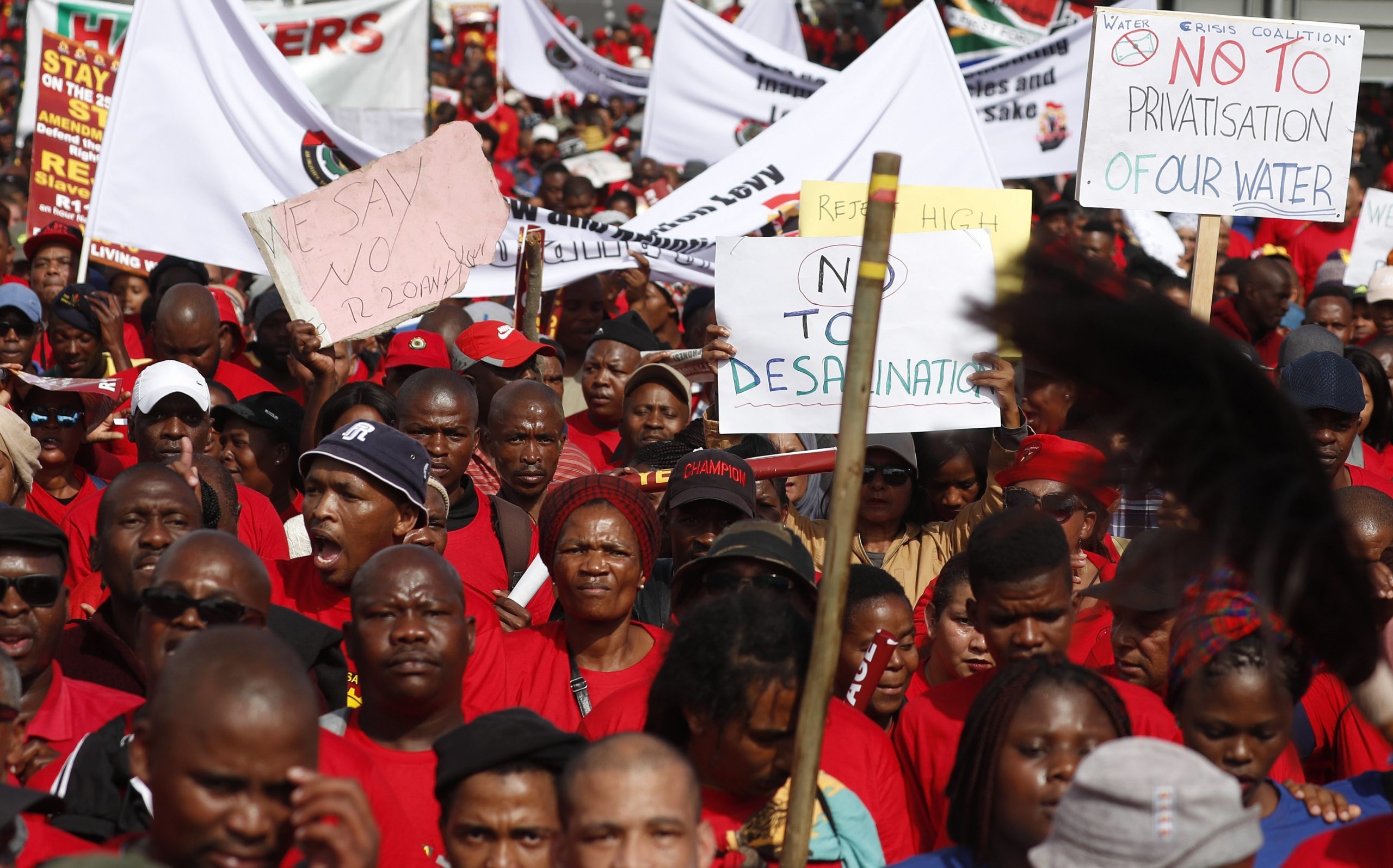 Manifestações contra salário mínimo de 1,3 euros por hora levam milhares às ruas na África do Sul