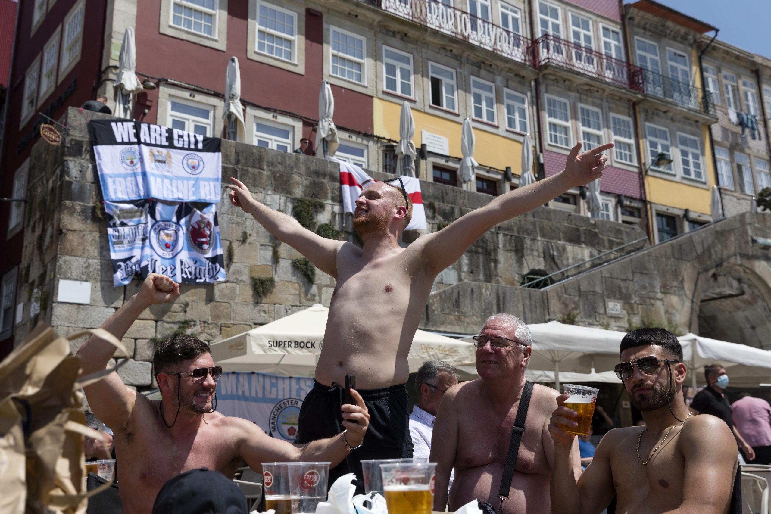 Champions. Centenas de adeptos em festa na Ribeira do Porto entre cerveja e cânticos