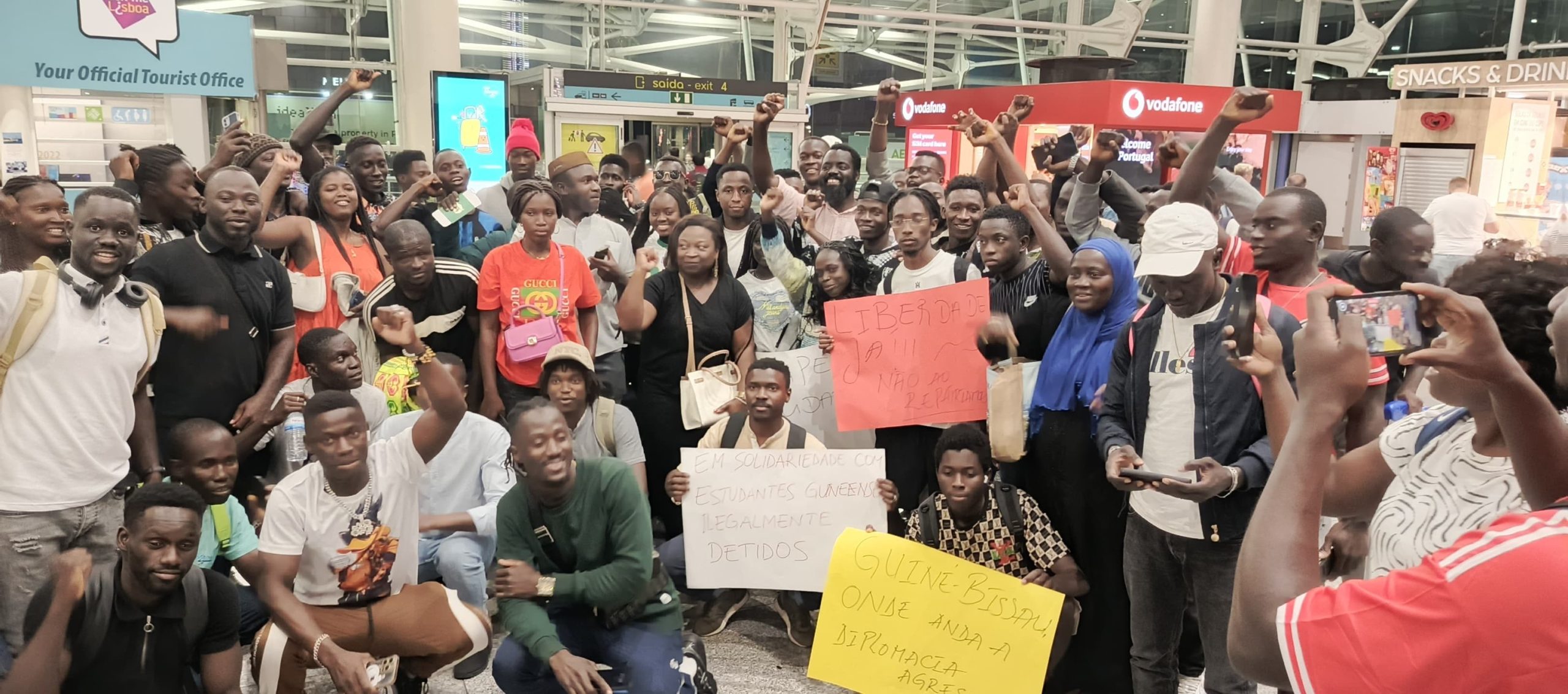 Pelo menos 30 dos 41 estudantes guineenses retidos no aeroporto de Lisboa libertados
