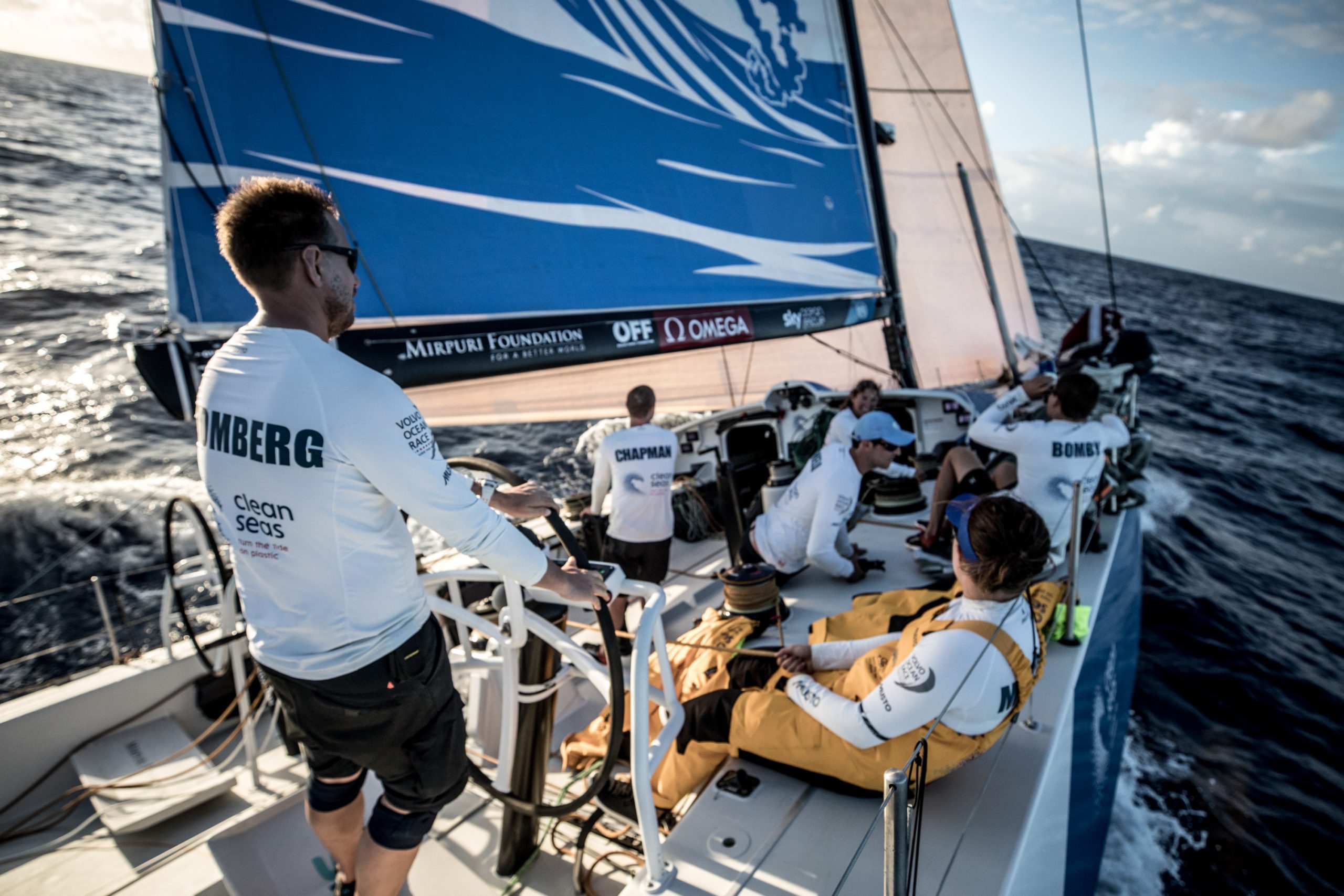 Batalhas táticas com a frota da Volvo Ocean Race a navegar sob influência do anti-ciclone de Santa Helena