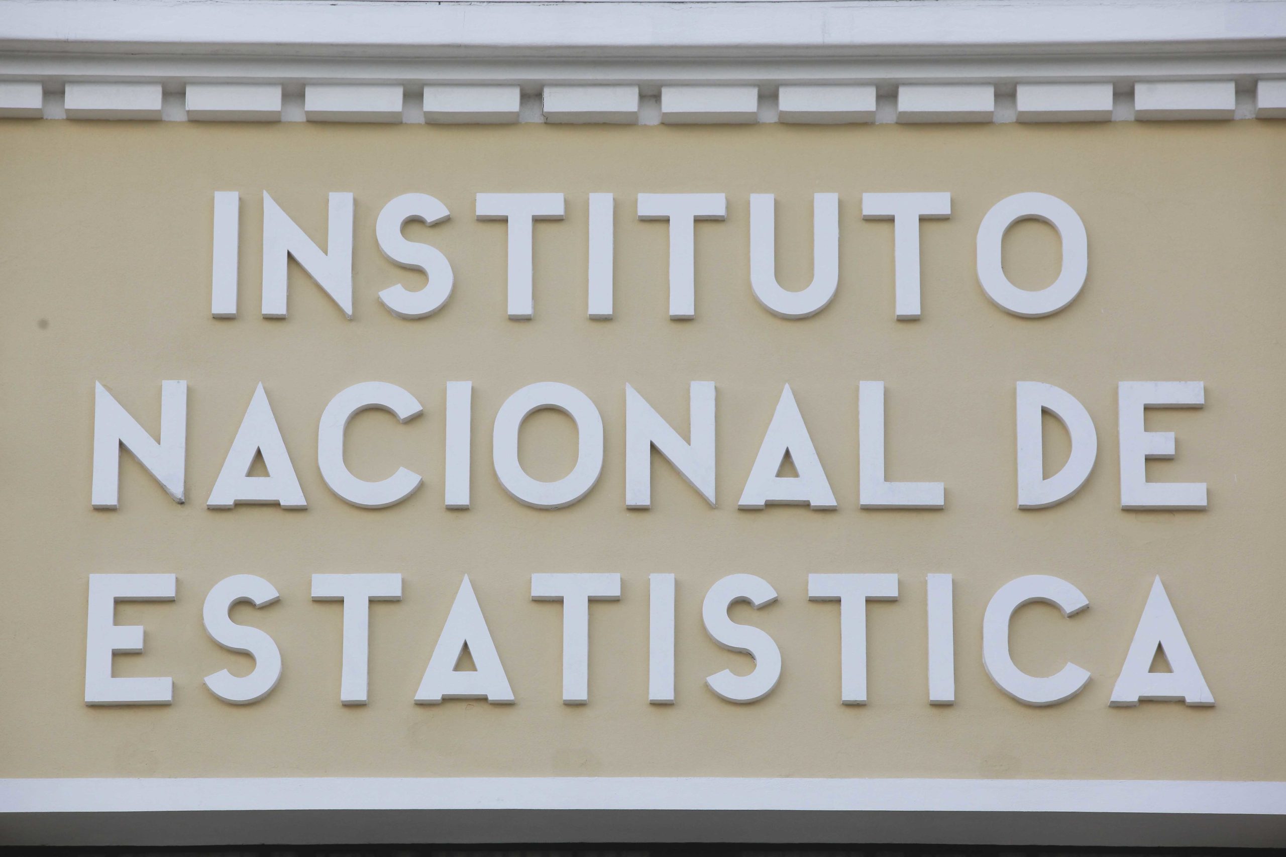 PIB contrai 5,4% embalado pelo segundo confinamento