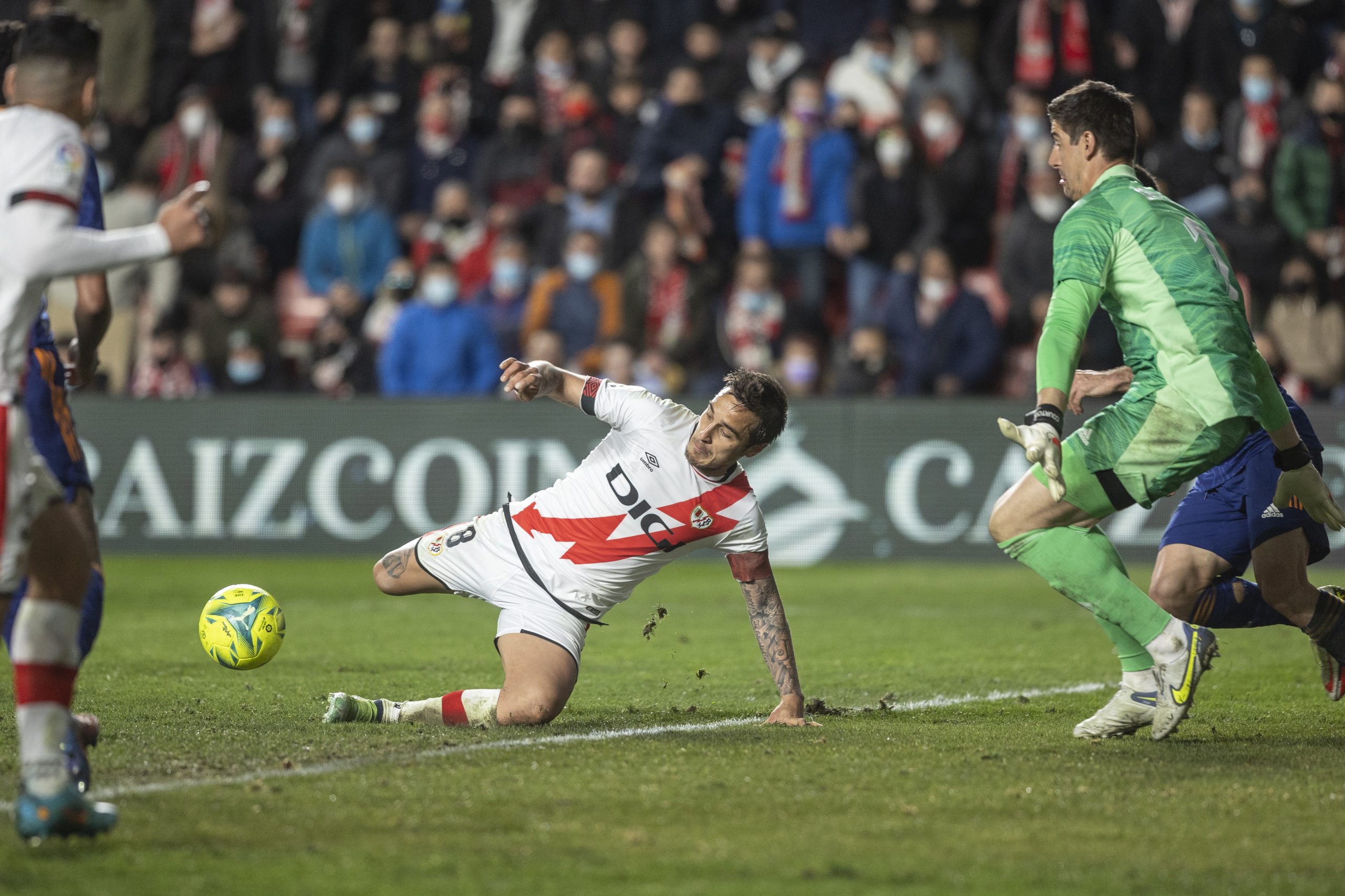 Real Madrid sofre, mas vence 1-0 em casa do Rayo Vallecano e lidera tranquilo