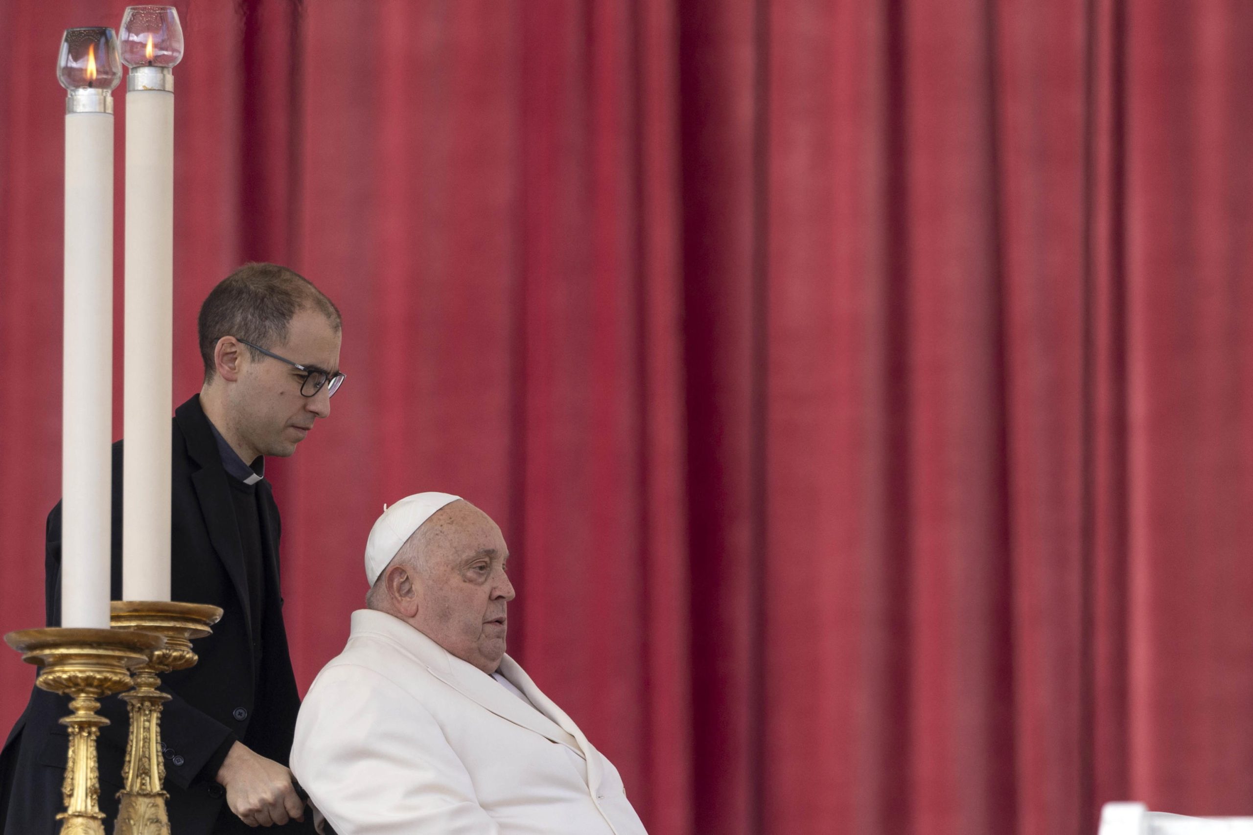 Papa continua internado. Vaticano cancela agenda papal para o fim-de-semana