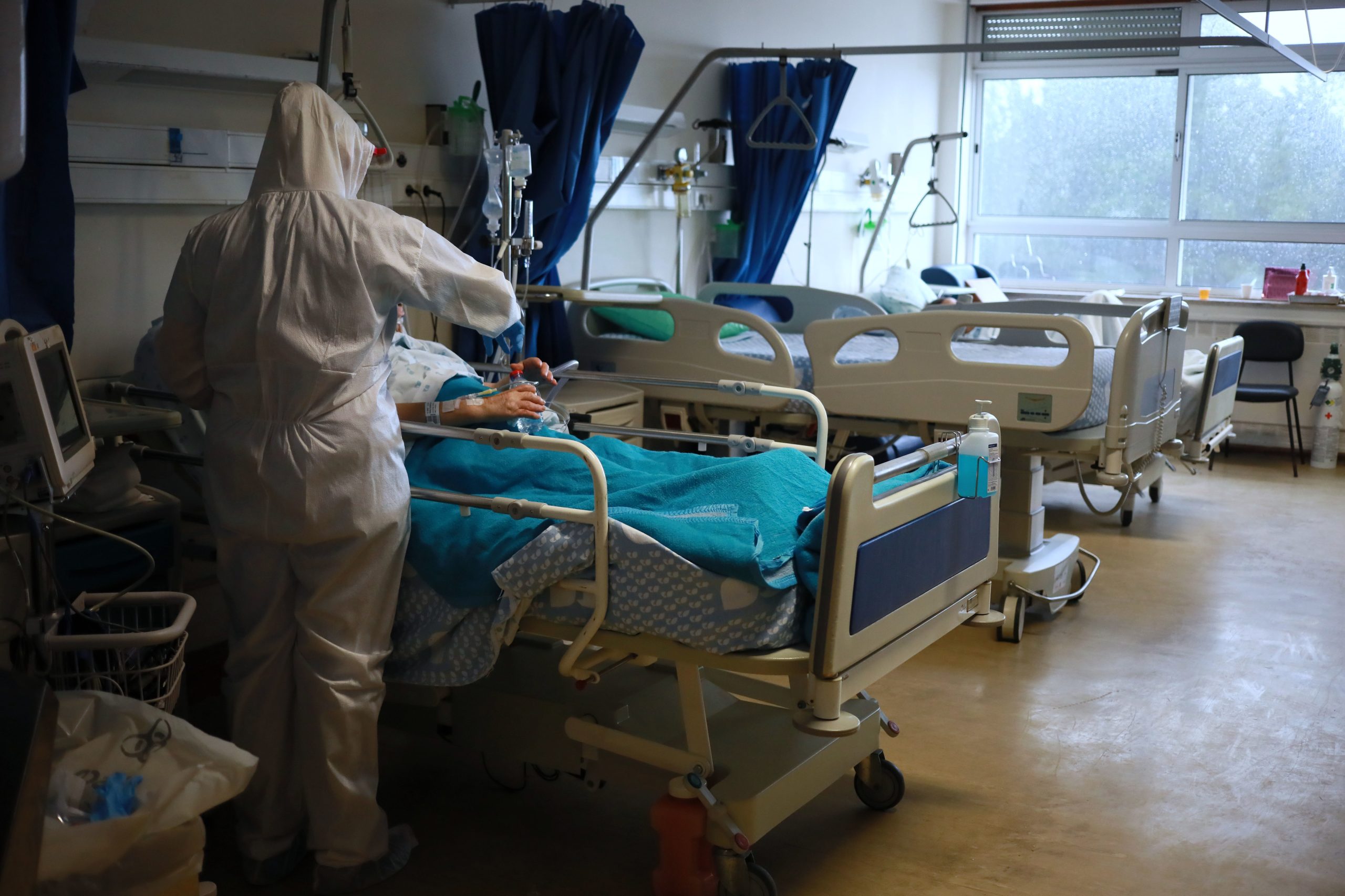 Covid-19: Três doentes transferidos de Lisboa já estão internados no hospital do Funchal