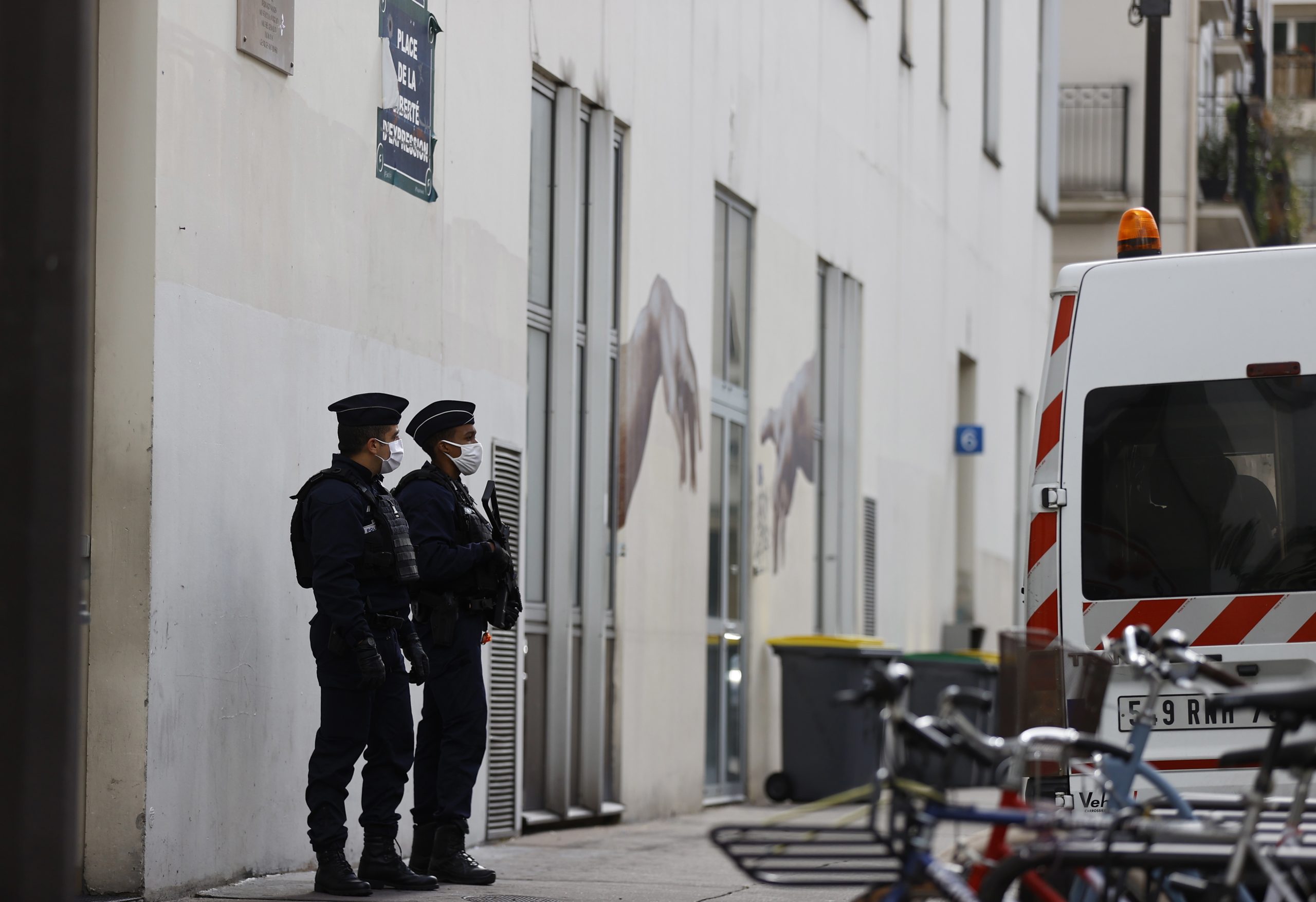 Suspeito de ataque perto do Charlie Hebdo confessa verdadeira identidade