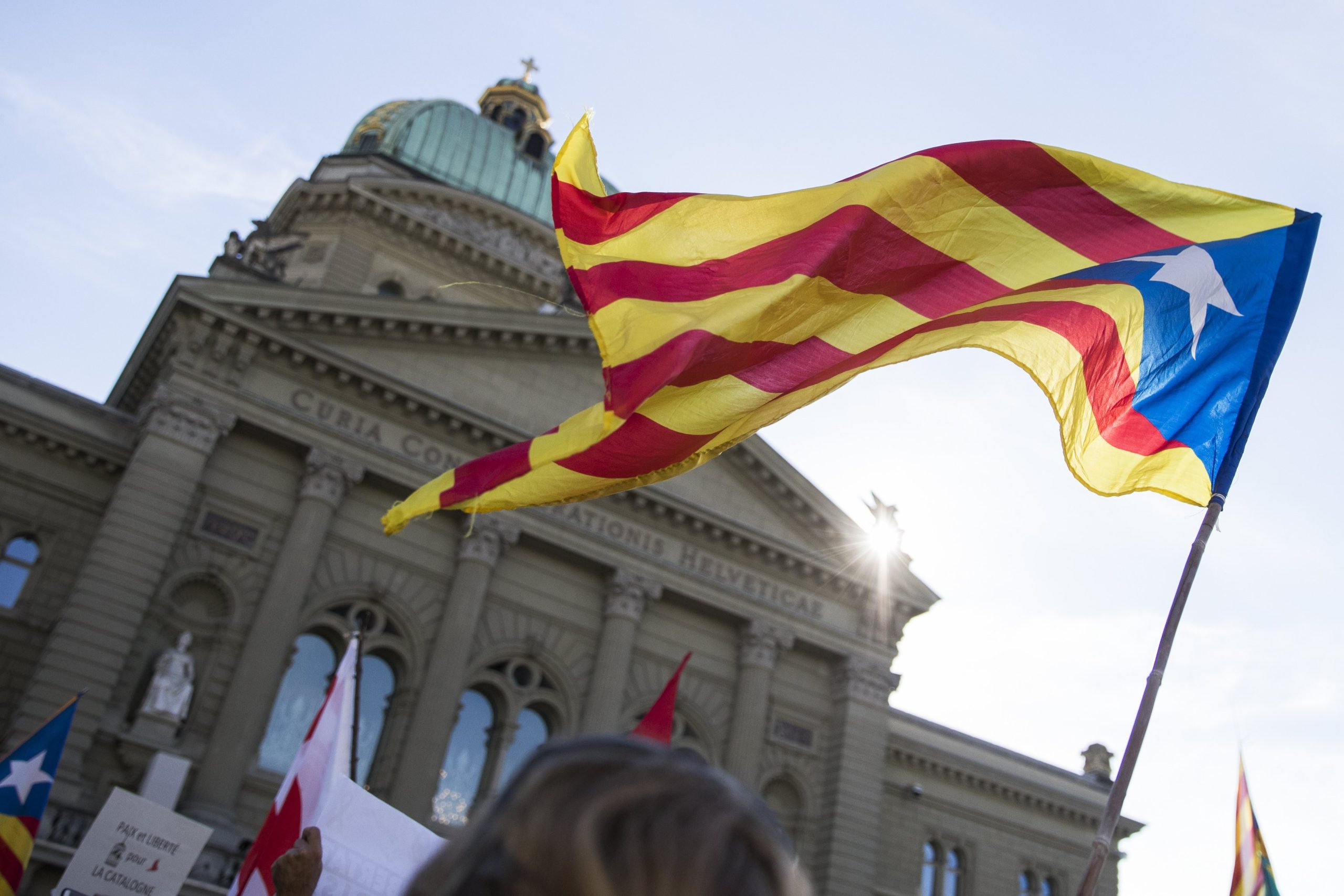 ERC e partido de Puigdemont admitem participar nas eleições de 21 de dezembro