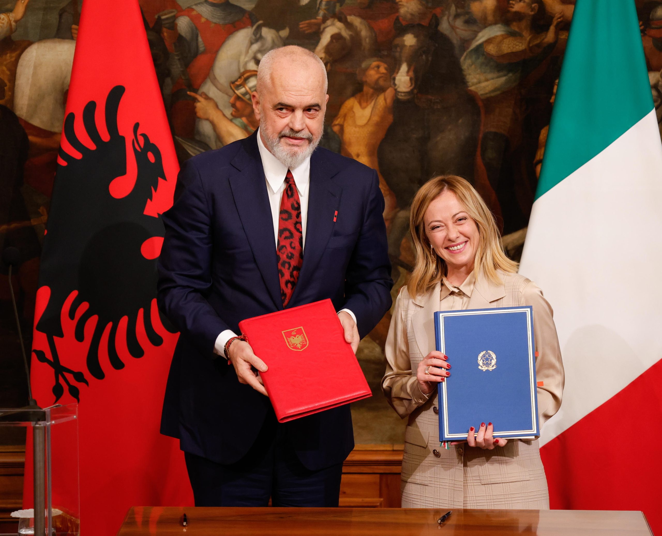 Albânia inicia construção de centros para acolher migrantes após acordo com Itália