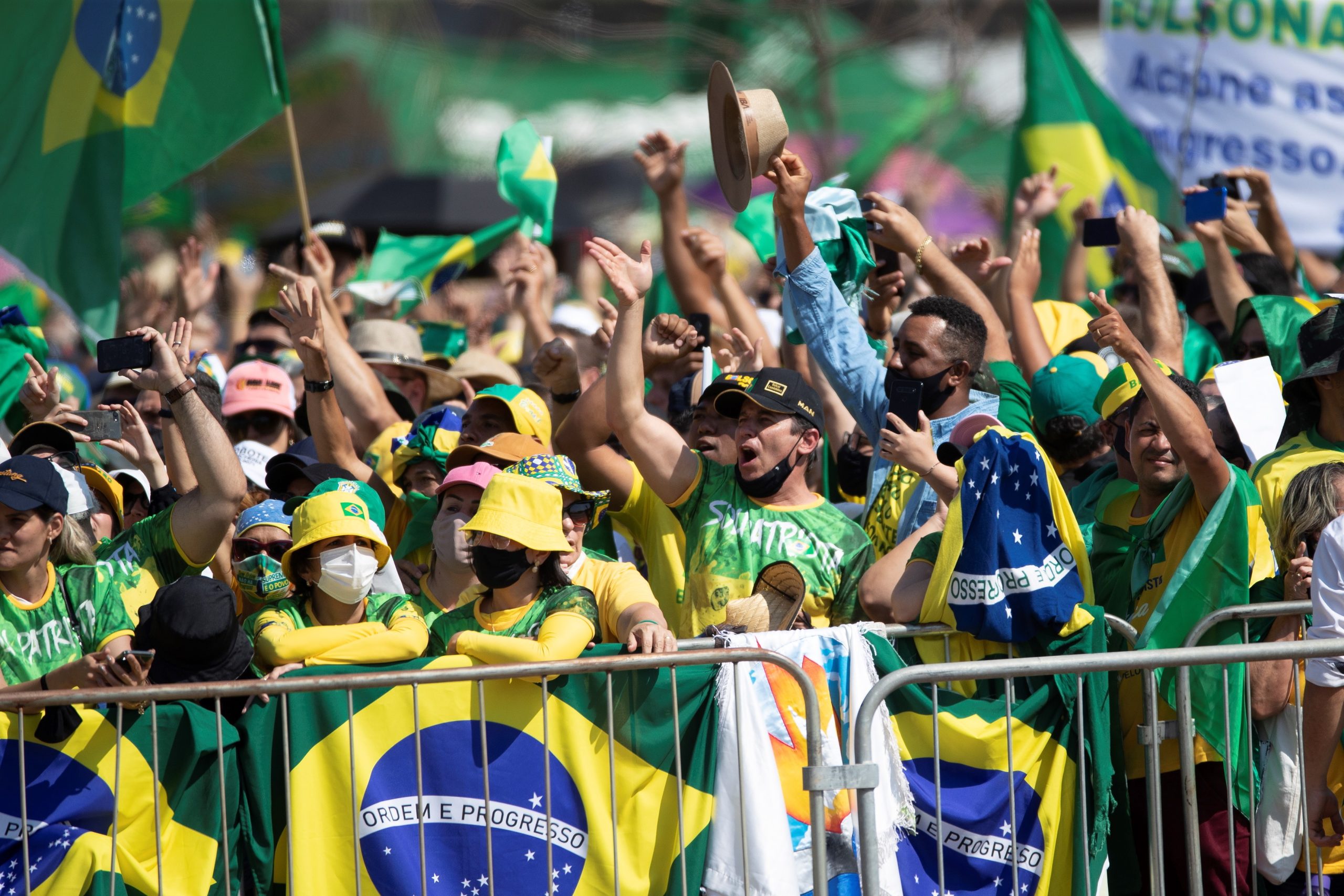 Brasília coberta de verde e amarelo em protesto pacífico, mas com ameaças de Bolsonaro