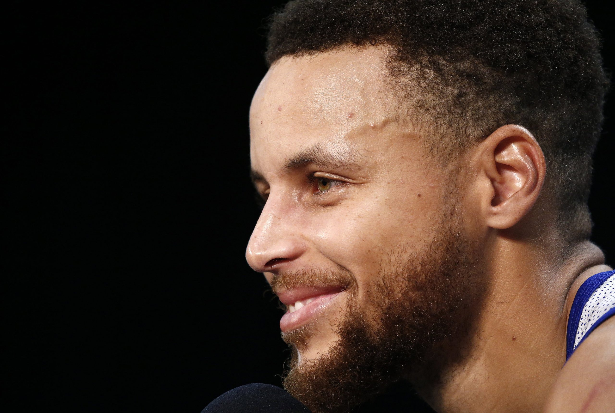 Stephen Curry marca 10 triplos no regresso após lesão