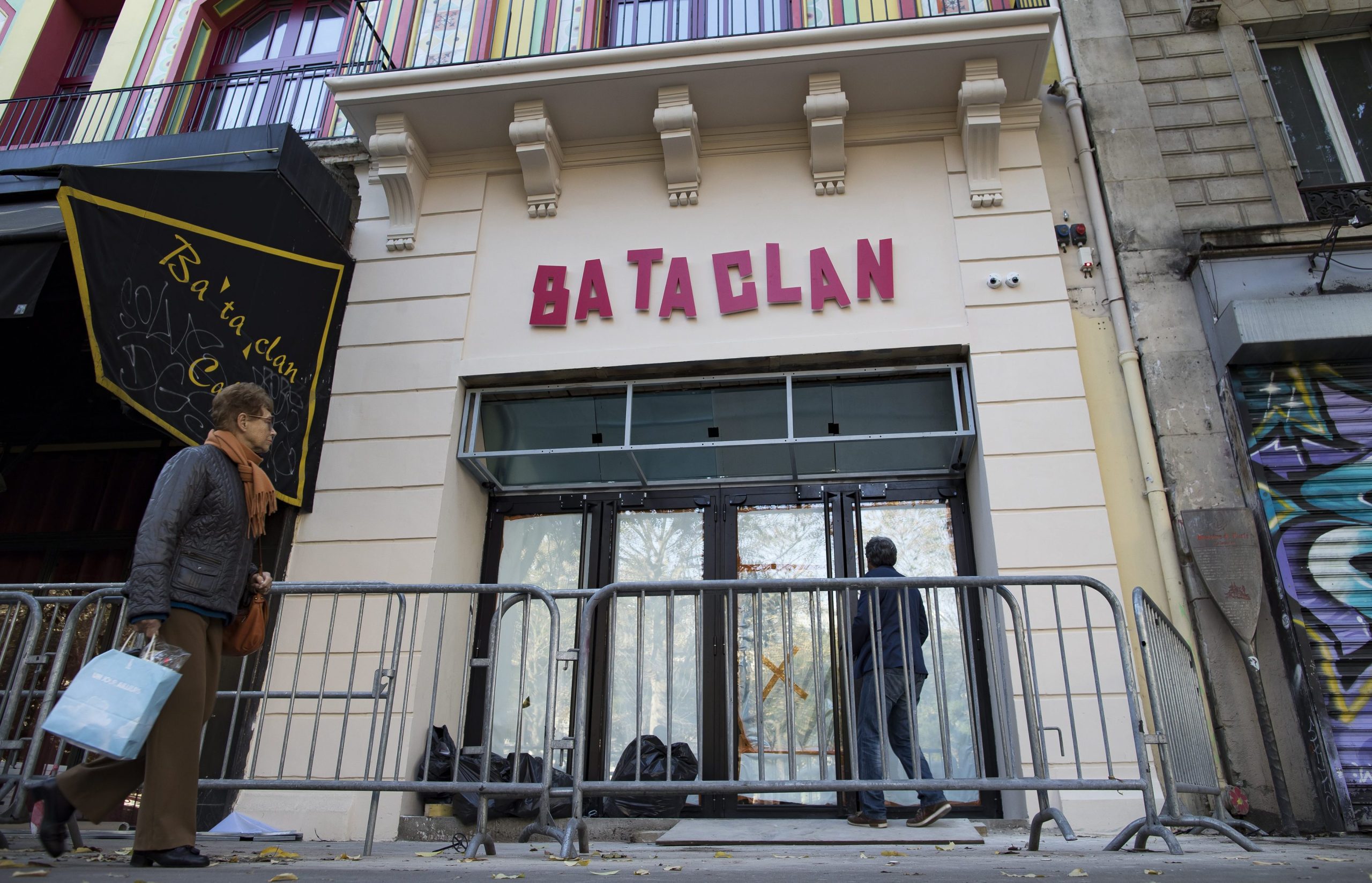 Bataclan ‘barra’ entrada a dois membros dos Eagles of Death Metal