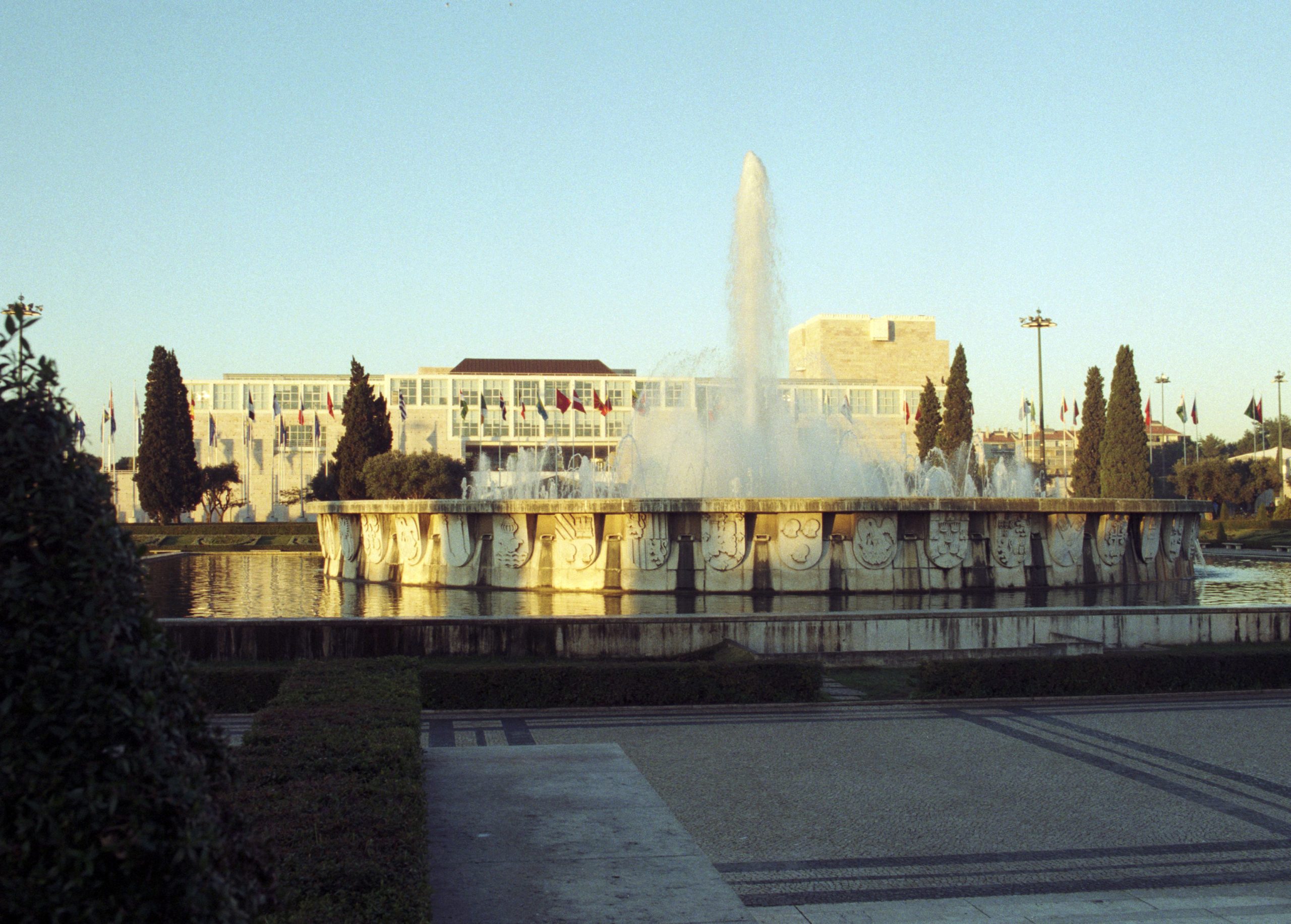 Ânimos exaltaram-se na Assembleia Municipal de Lisboa depois de rejeição de recomendações para preservar brasões da Praça do Império