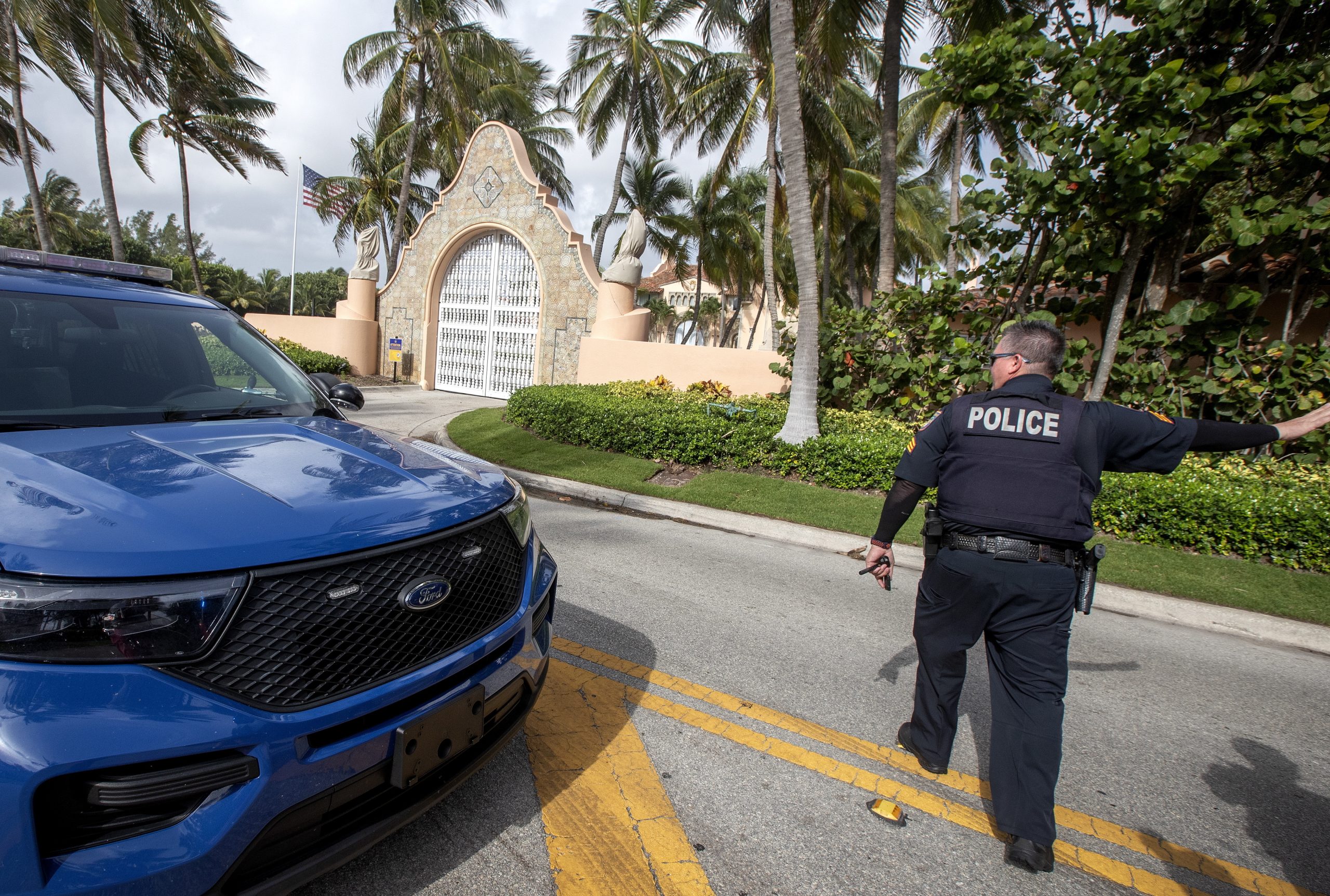 Autoridades divulgam detalhes sobre homem armado abatido em Mar-a-Lago