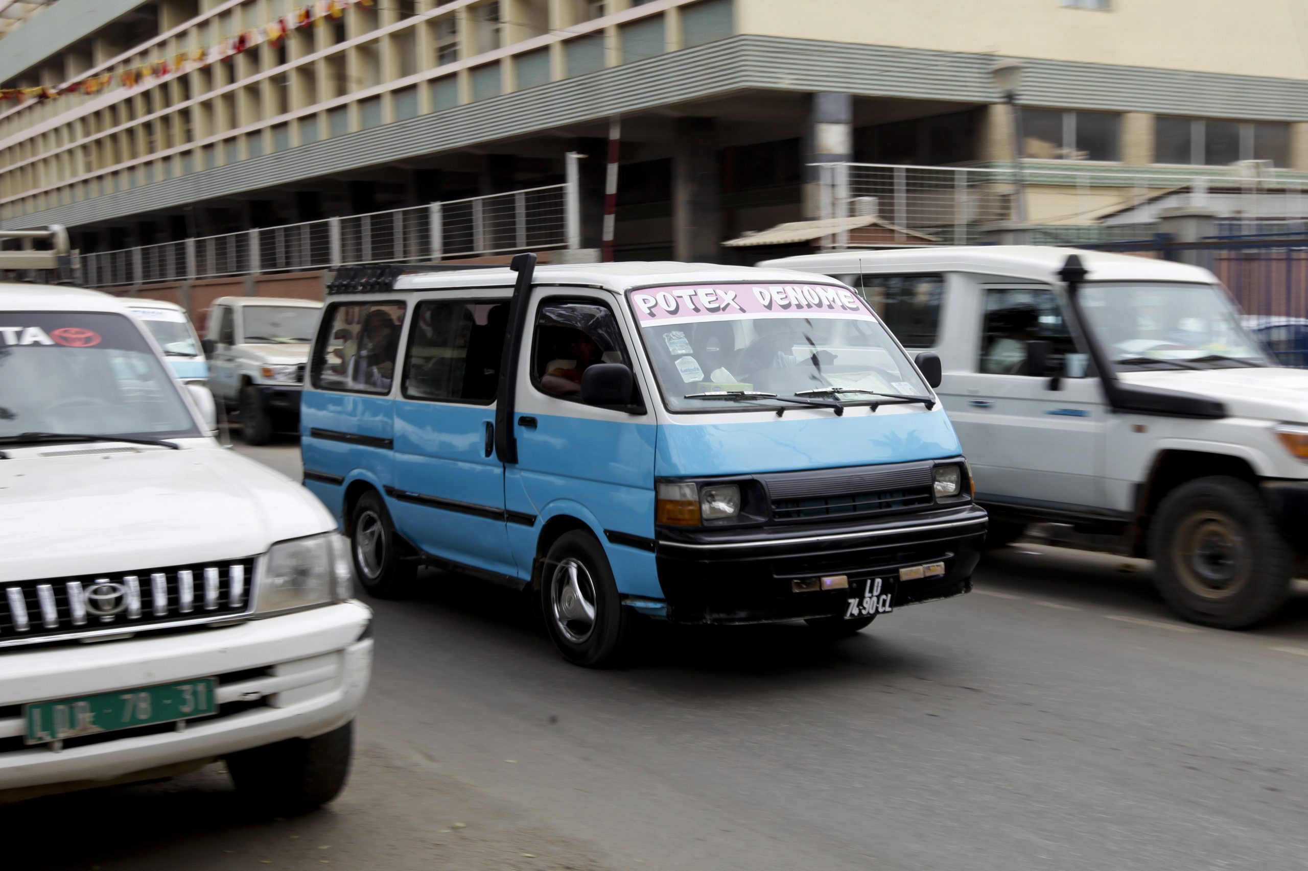 Carros angolanos vão passar a ter matrícula digital com informação sobre infrações