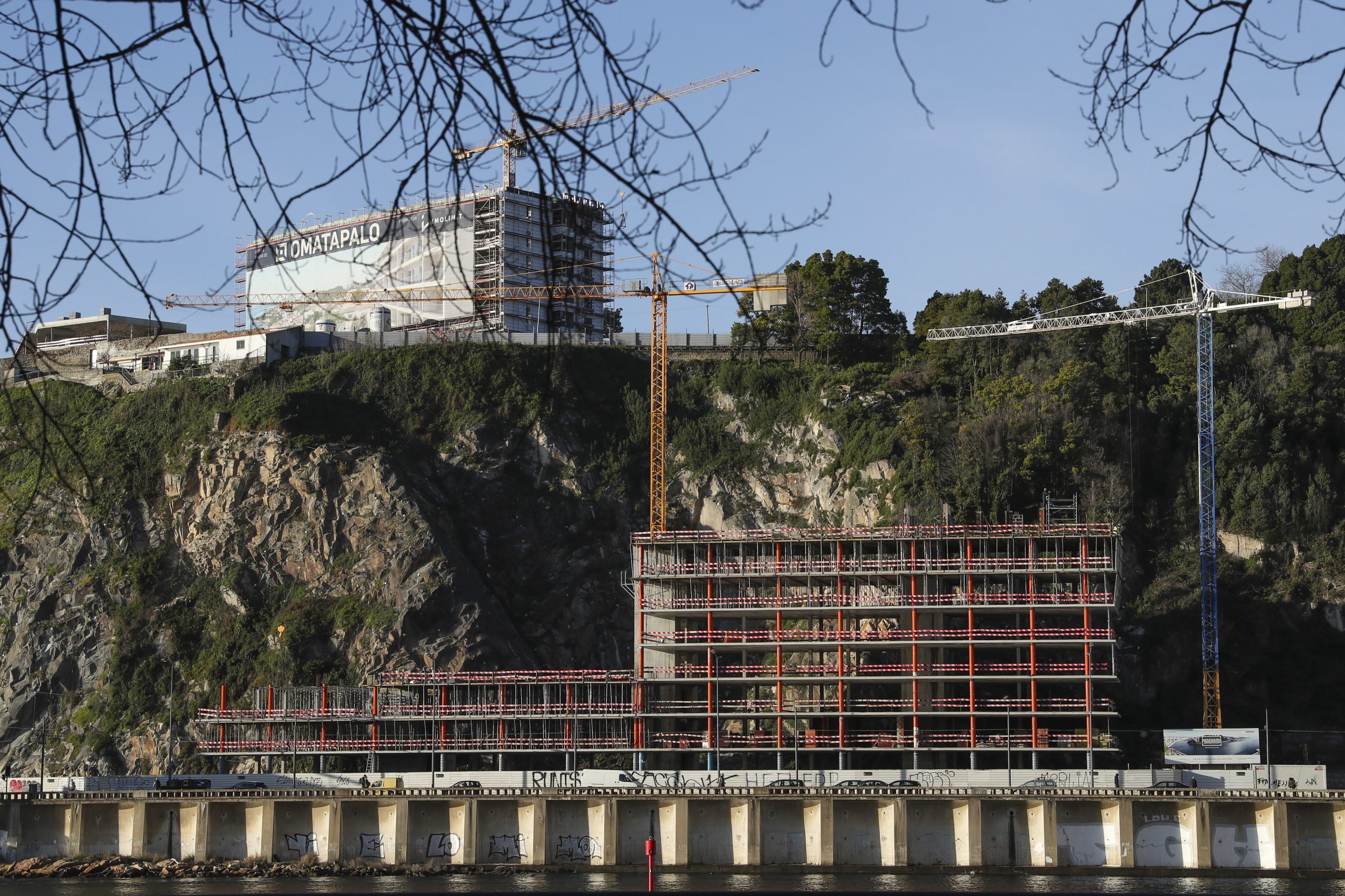 APDL vai reclamar terreno na Arrábida onde está a ser construído prédio de dez pisos