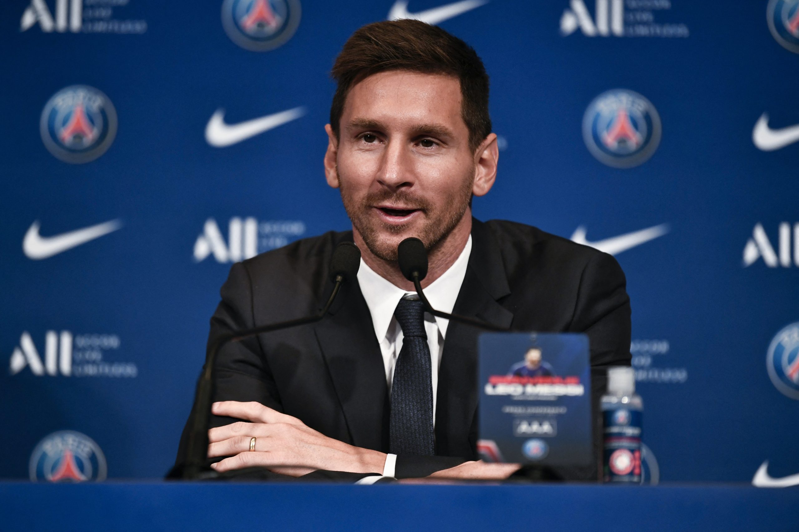 Apesar da saída “muito dura” do Barcelona, Messi está “muitíssimo feliz” em Paris. Argentino apresentou-se pelo PSG, onde quer voltar a erguer a Liga dos Campeões