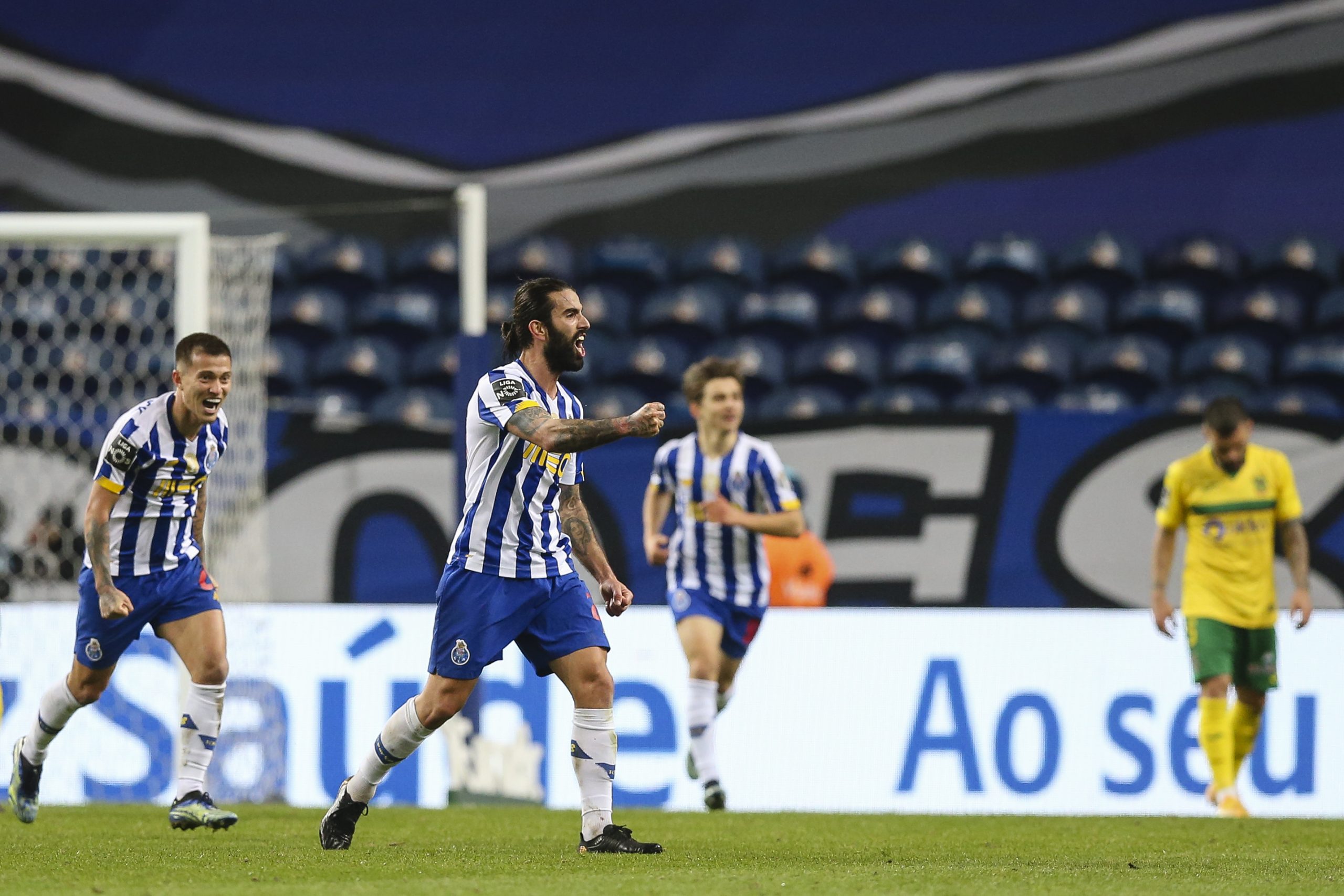 FC Porto vence Paços de Ferreira e sobe ao segundo lugar da I Liga