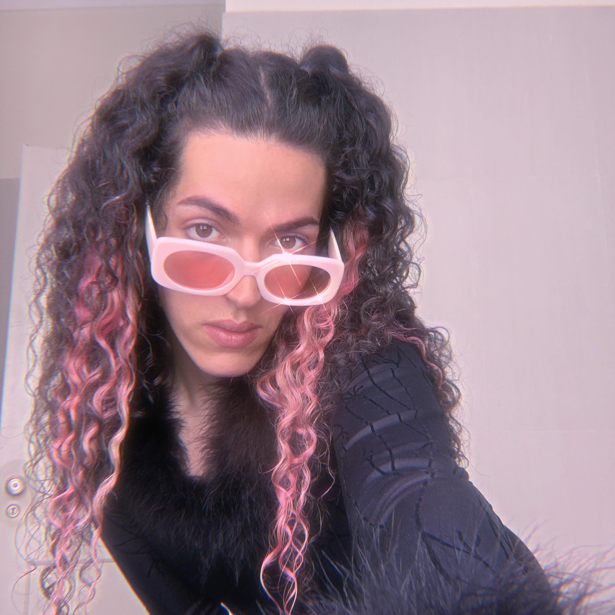 “Não aceitava que eu era uma mulher”. Dono do Teatro Maria Vitória acusado de despedir mulher por ser trans