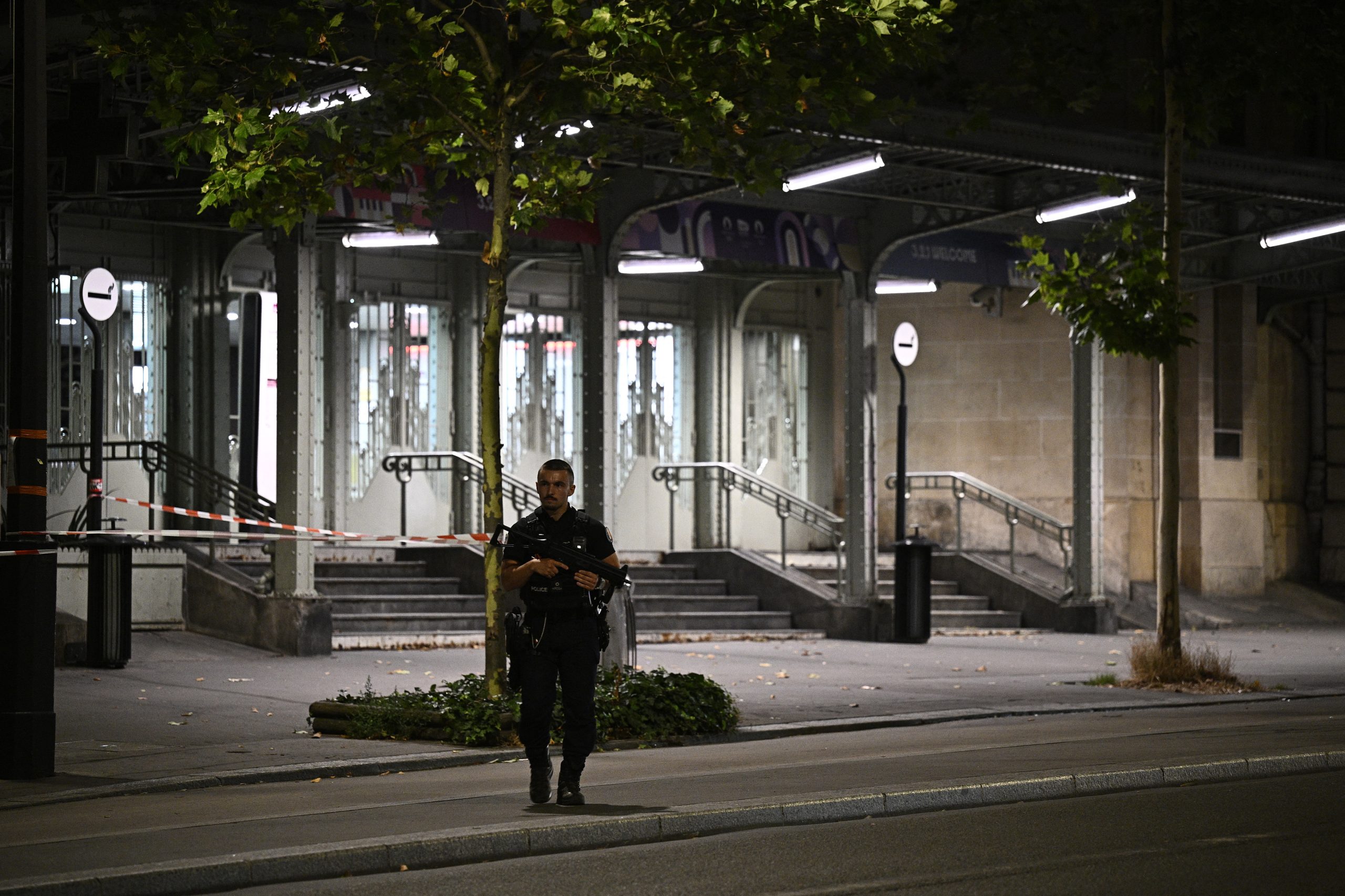 “Deus é grande”. Homem cristão ataca um militar com uma faca em Paris e é preso