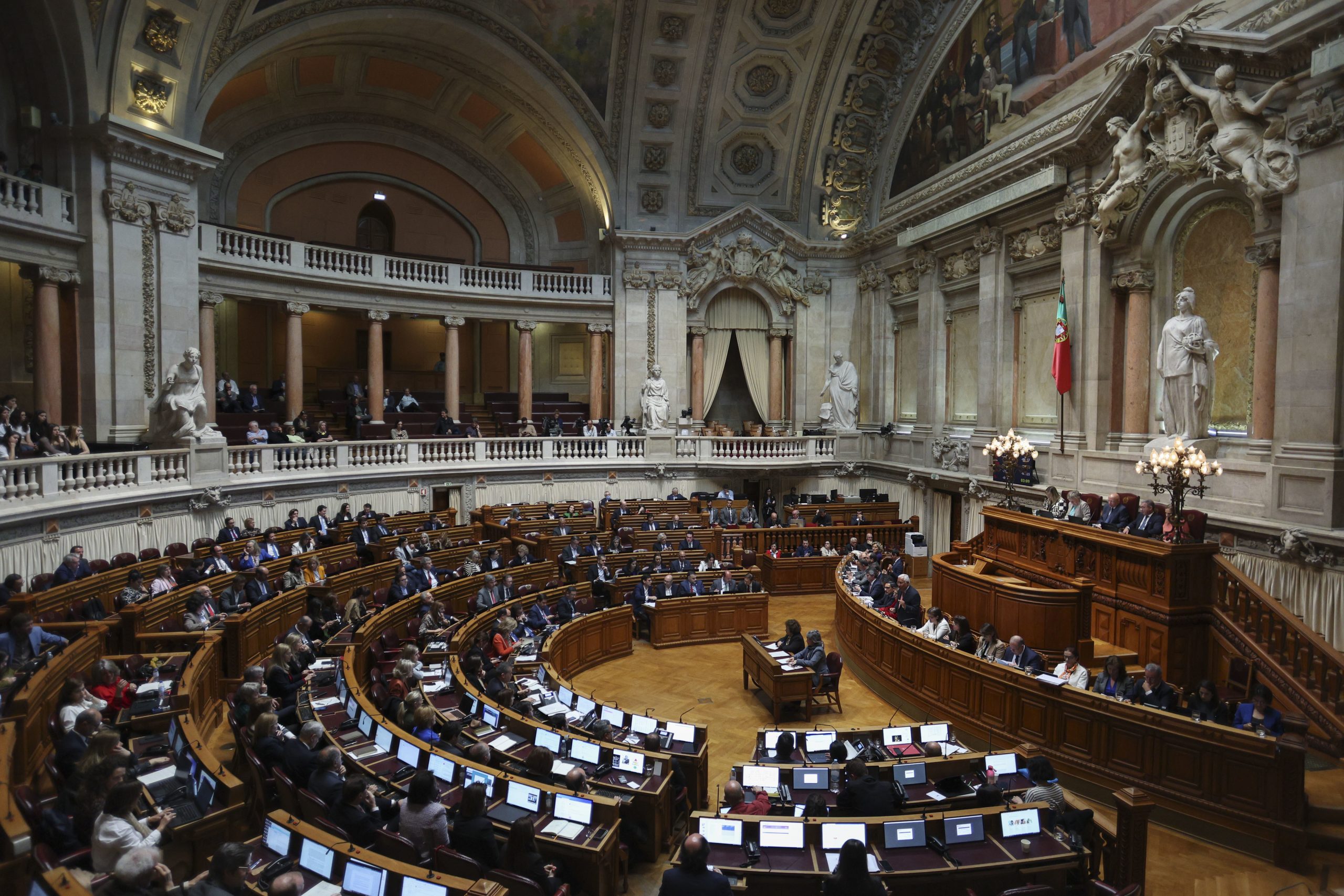 Parlamento vai estar iluminado esta noite com cores da bandeira arco-íris pelos direitos LGBTI
