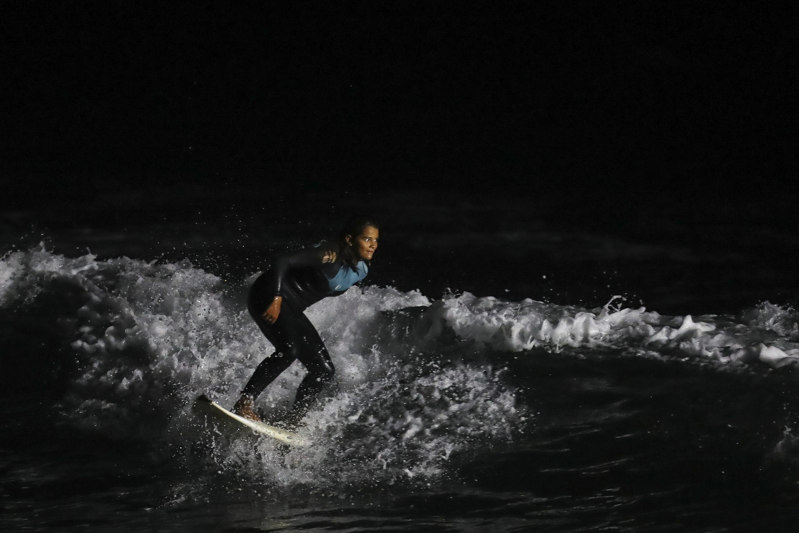 Na Figueira da Foz, os holofotes fizeram as vezes da Lua e surfou-se à noite
