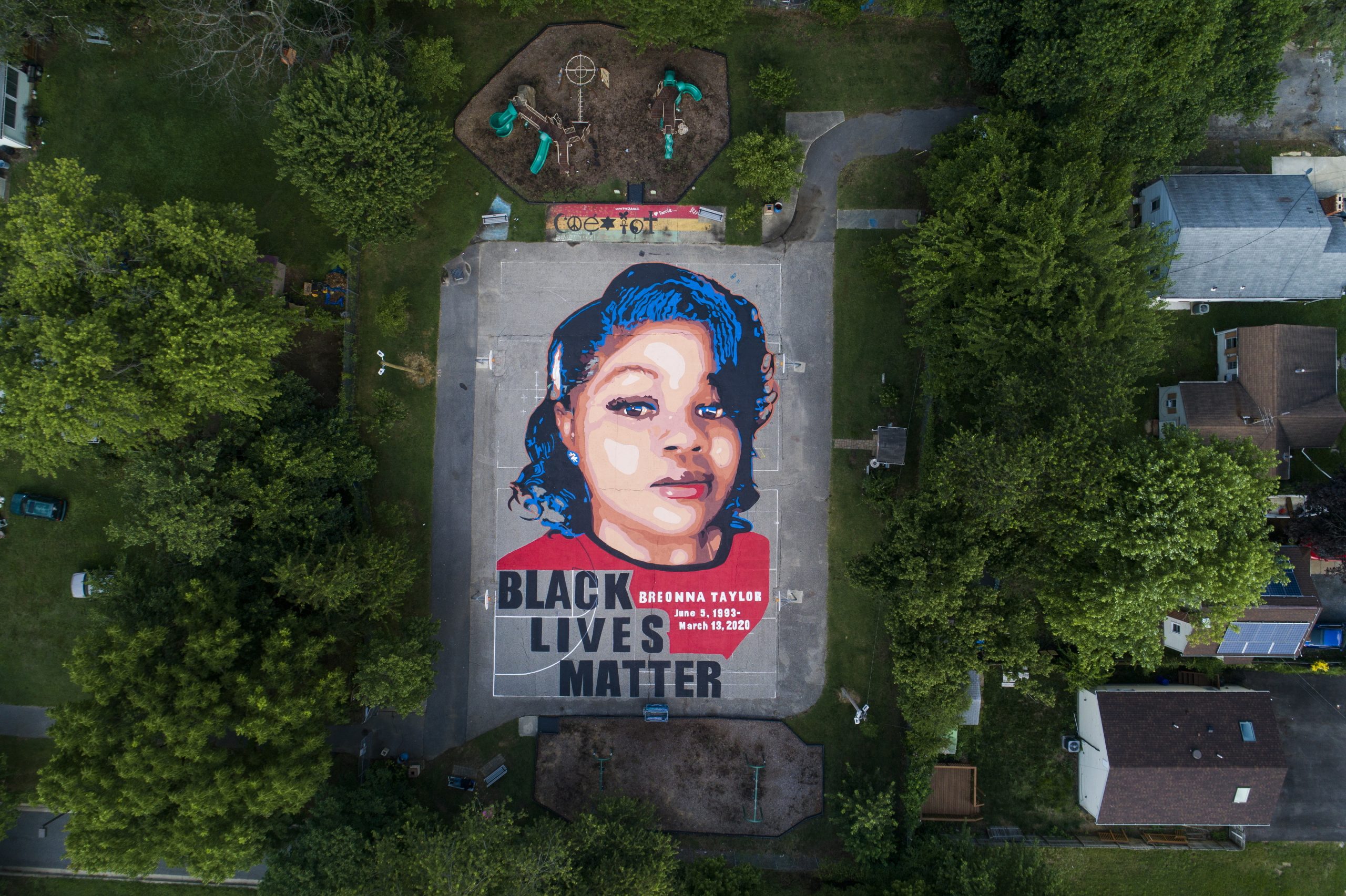 Justiça norte-americana acusa quatro polícias pela morte de Breonna Taylor, um crime que se tornou um símbolo do movimento Black Lives Matter
