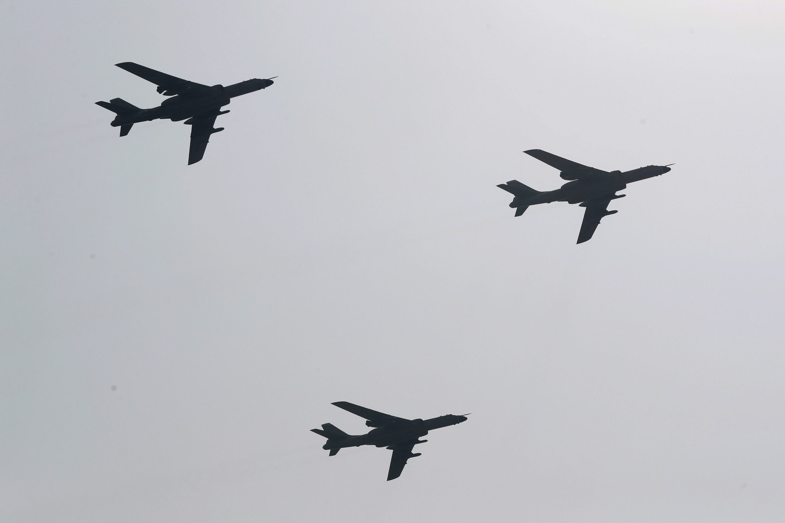 Bombardeiros americanos sobrevoam Pacífico enquanto Trump avalia se vai atacar o Irão