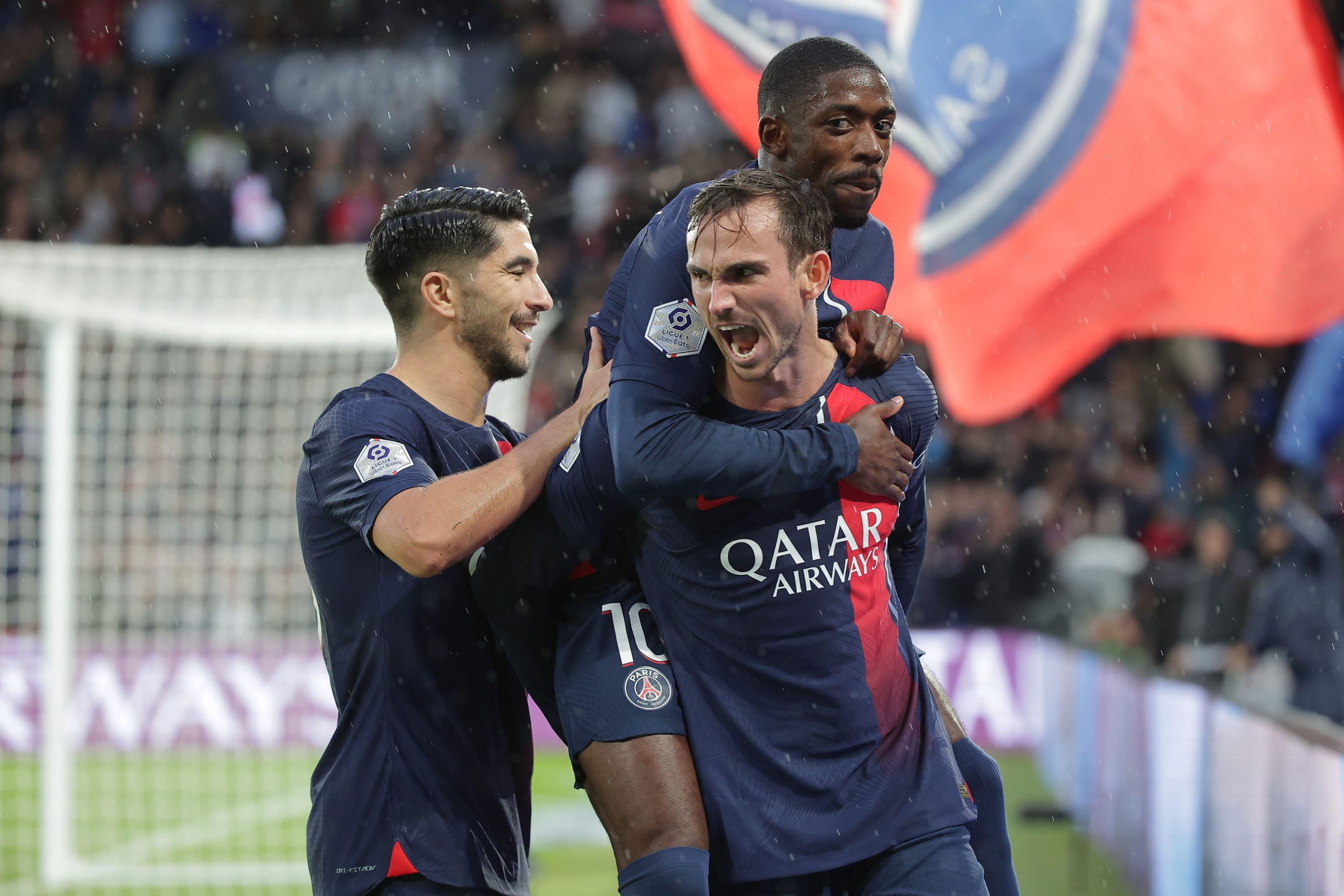 Paris Saint-Germain vence e lidera provisoriamente Liga francesa
