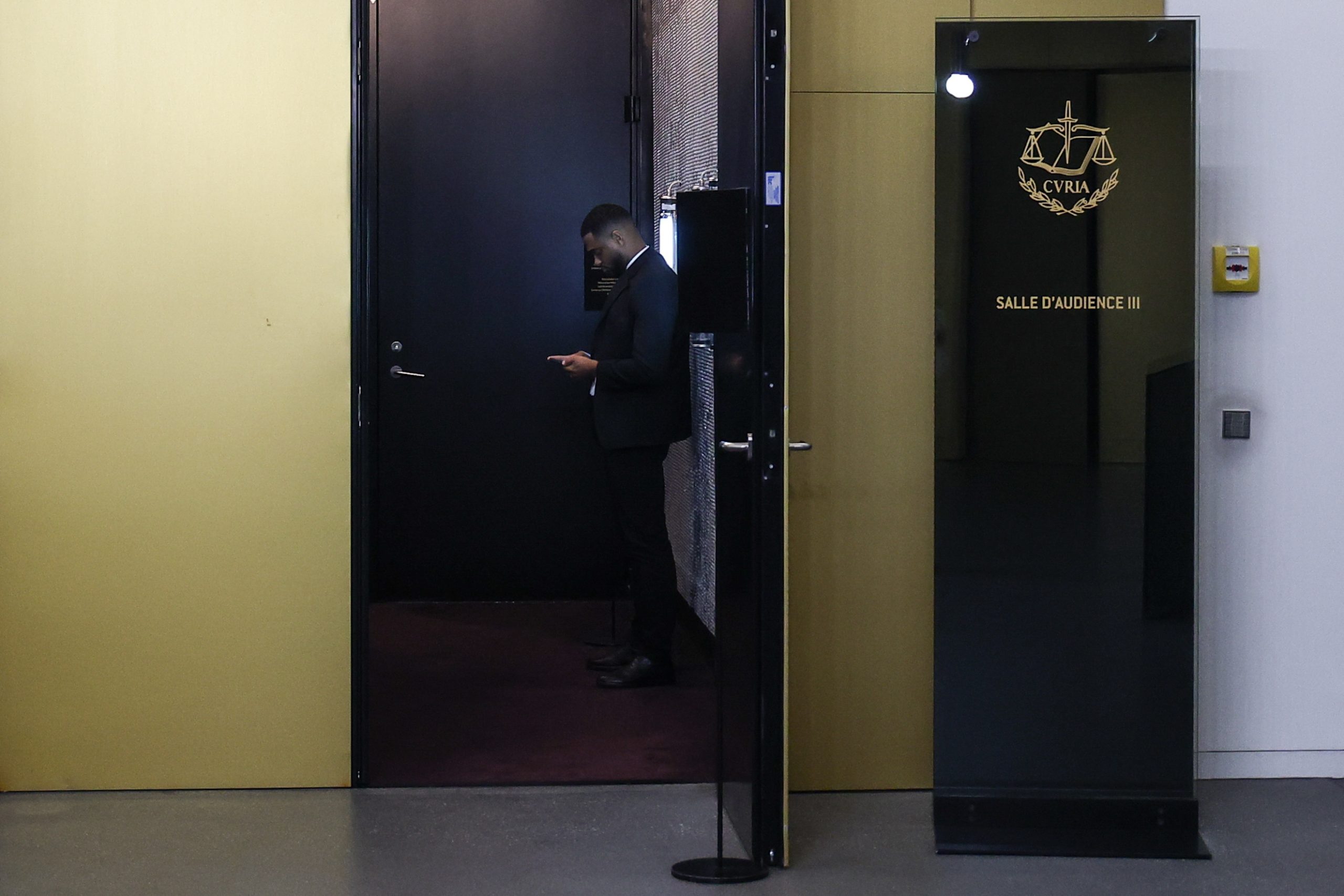 Tribunal da UE confirma multas da Autoridade da Concorrência a 14 bancos por violação da concorrência