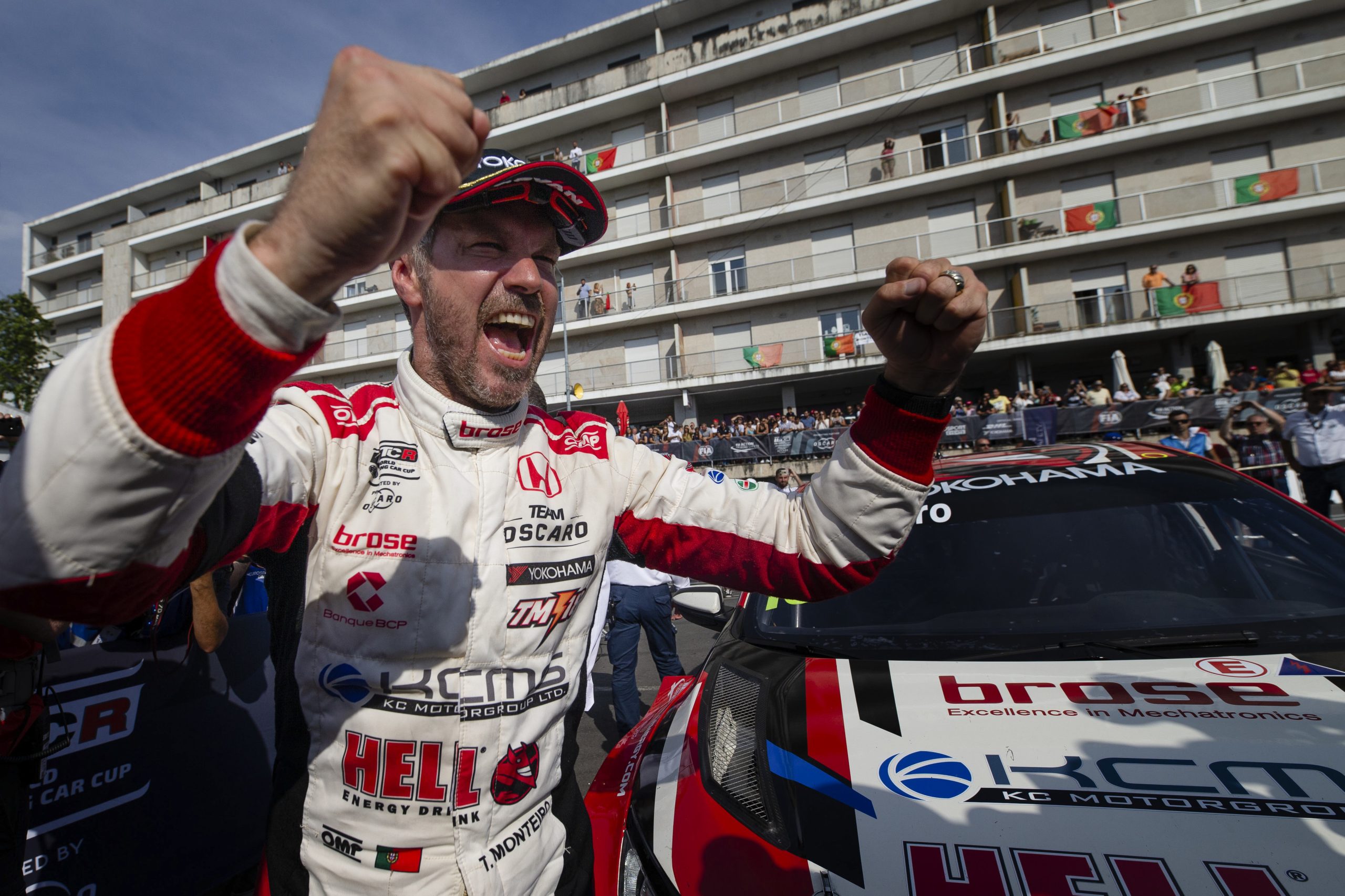 Tiago Monteiro e Félix da Costa conseguem 10 mil euros para material hospitalar