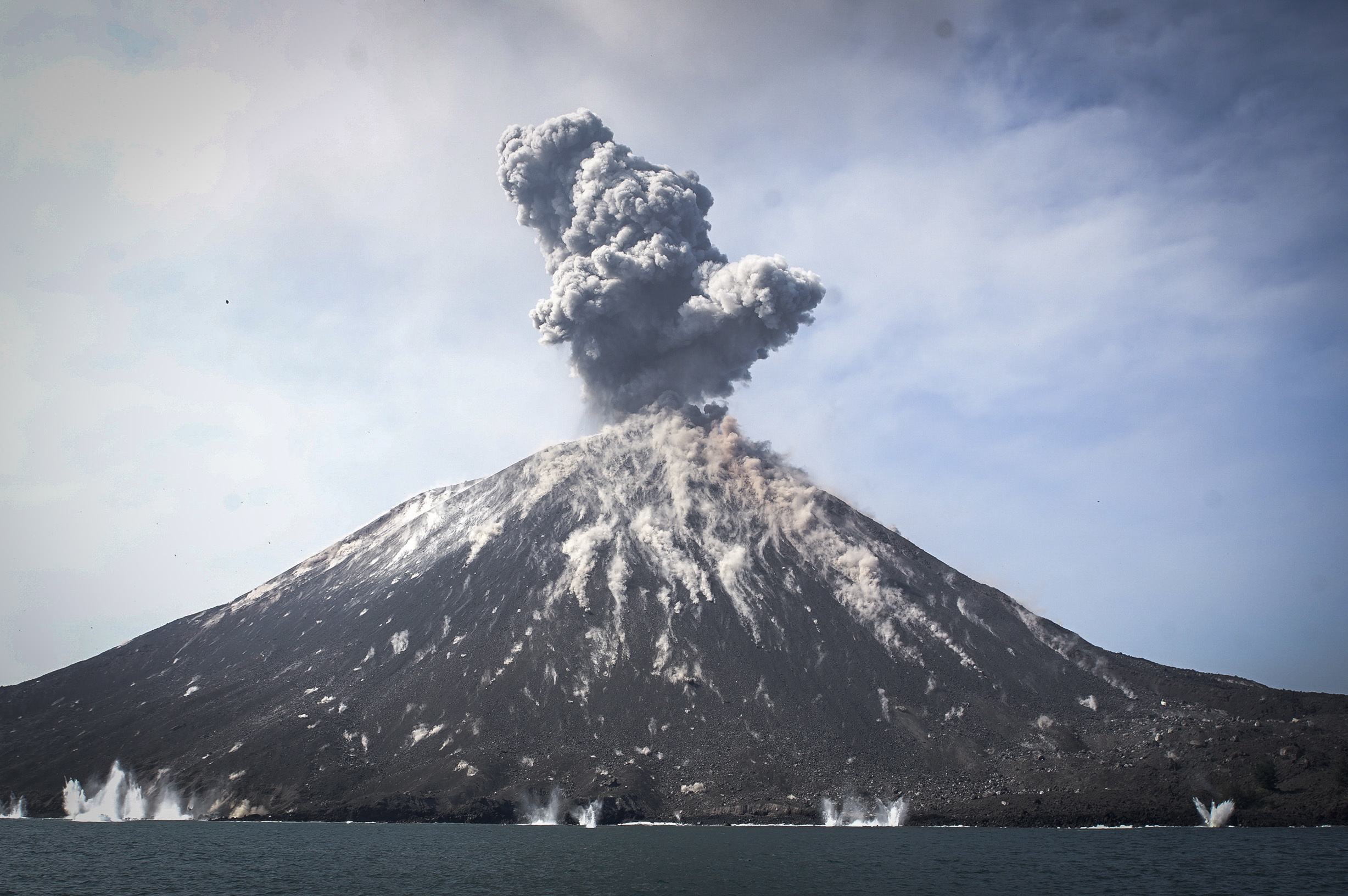 Vulcão Krakatoa entrou em erupção na Indonésia
