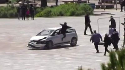 Homem saltou para a janela de um carro em movimento de forma a parar condutor perigoso na Albânia