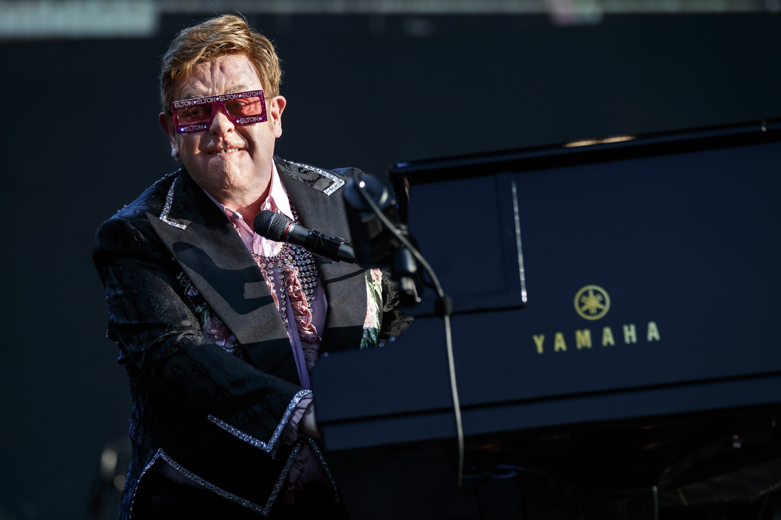Elton John diz adeus aos fãs britânicos no festival Glastonbury