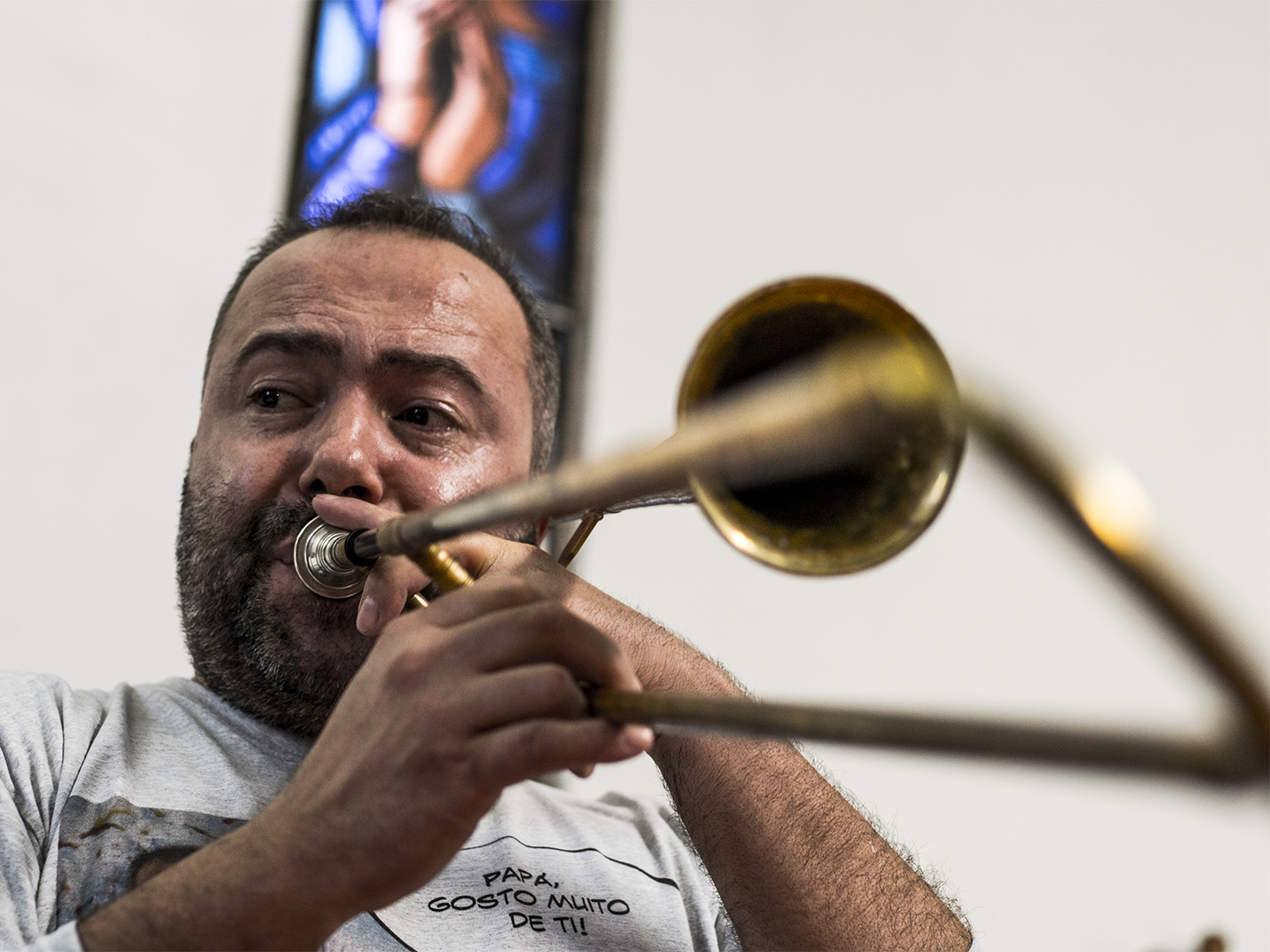 E a missa começou ao som de uma sacabuxa