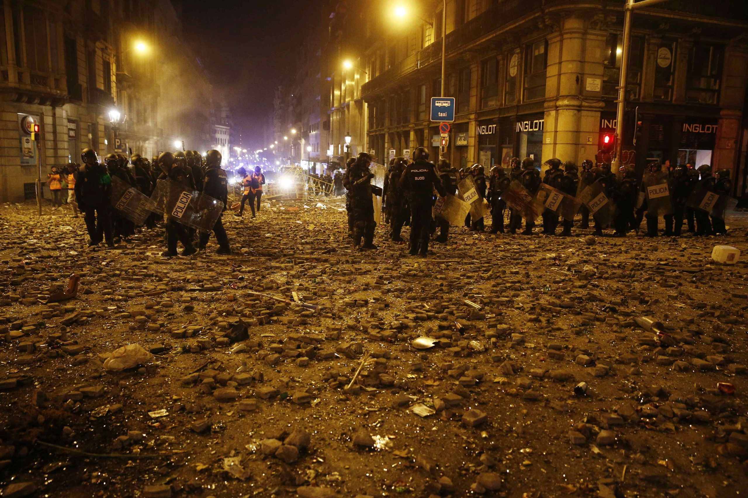 Catalunha: Centro de Barcelona vira campo de batalha com confrontos entre grupos radicais e polícia