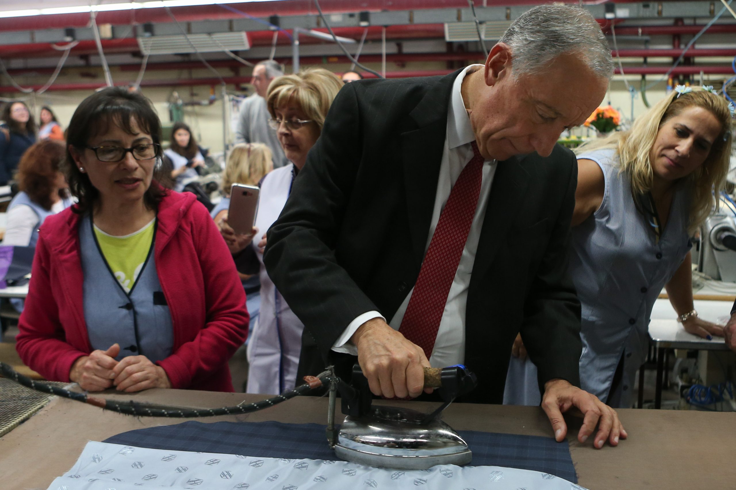 “Que no futuro sejam só patroas”. O Dia da Mulher de Marcelo Rebelo de Sousa numa fábrica têxtil