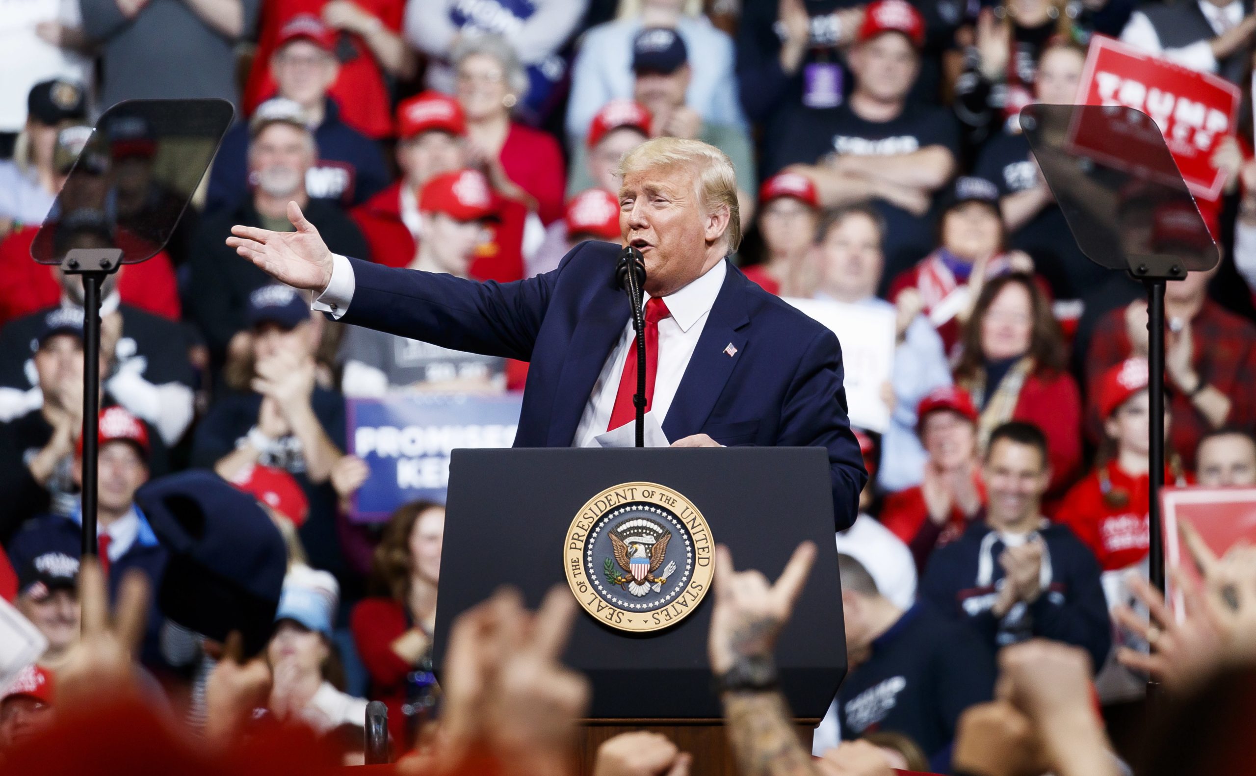 Donald Trump diz que tem o direito de interferir em casos judiciais