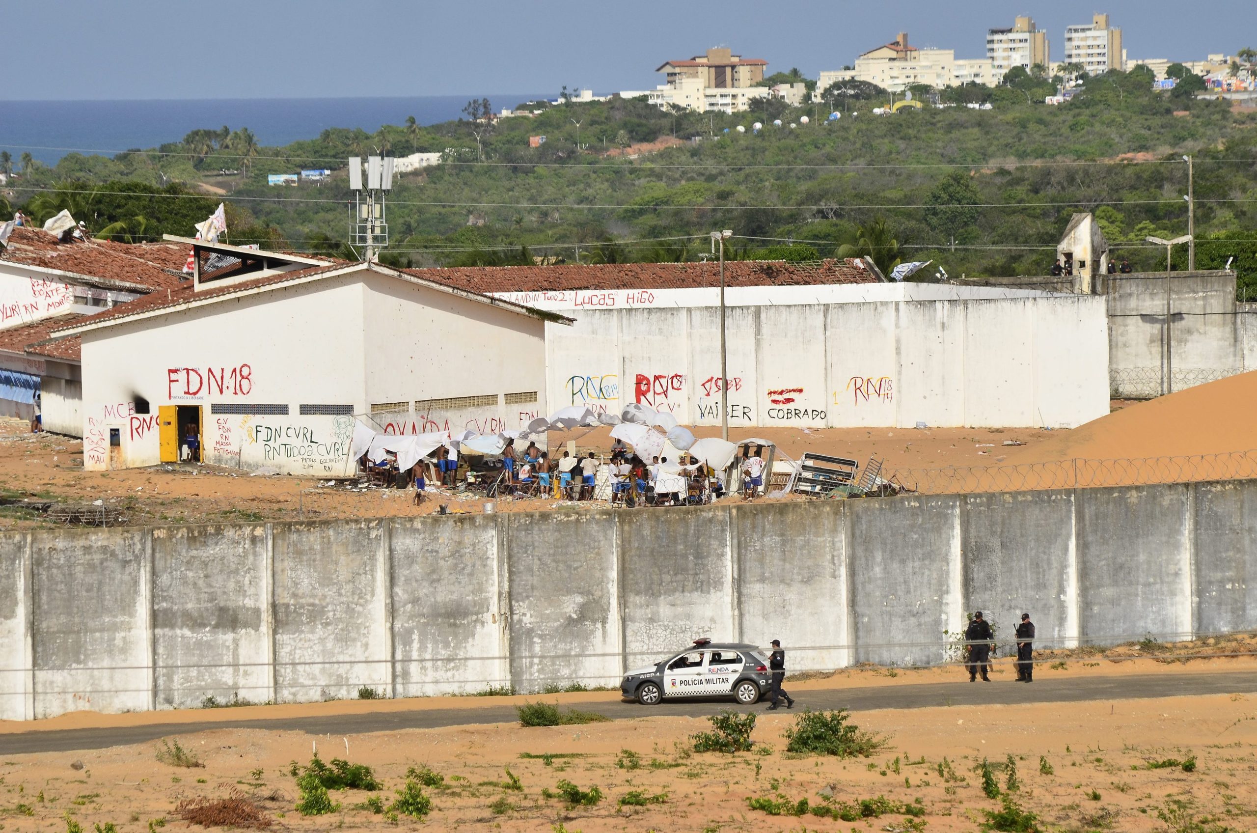 Tropa de Choque entra em pavilhões de prisão onde 26 morreram no Brasil