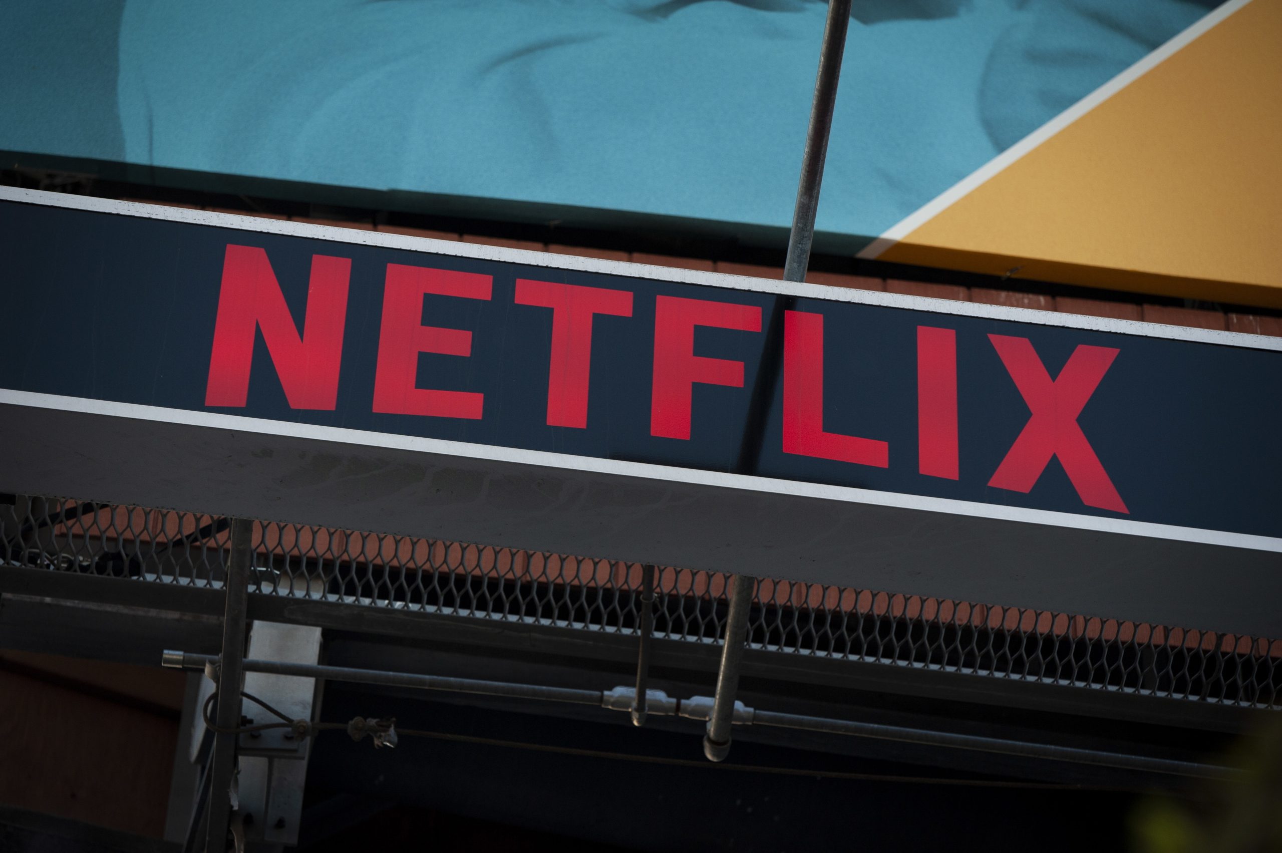Netflix disponibiliza 100 milhões de dólares para ajudar atores e equipas com trabalhos