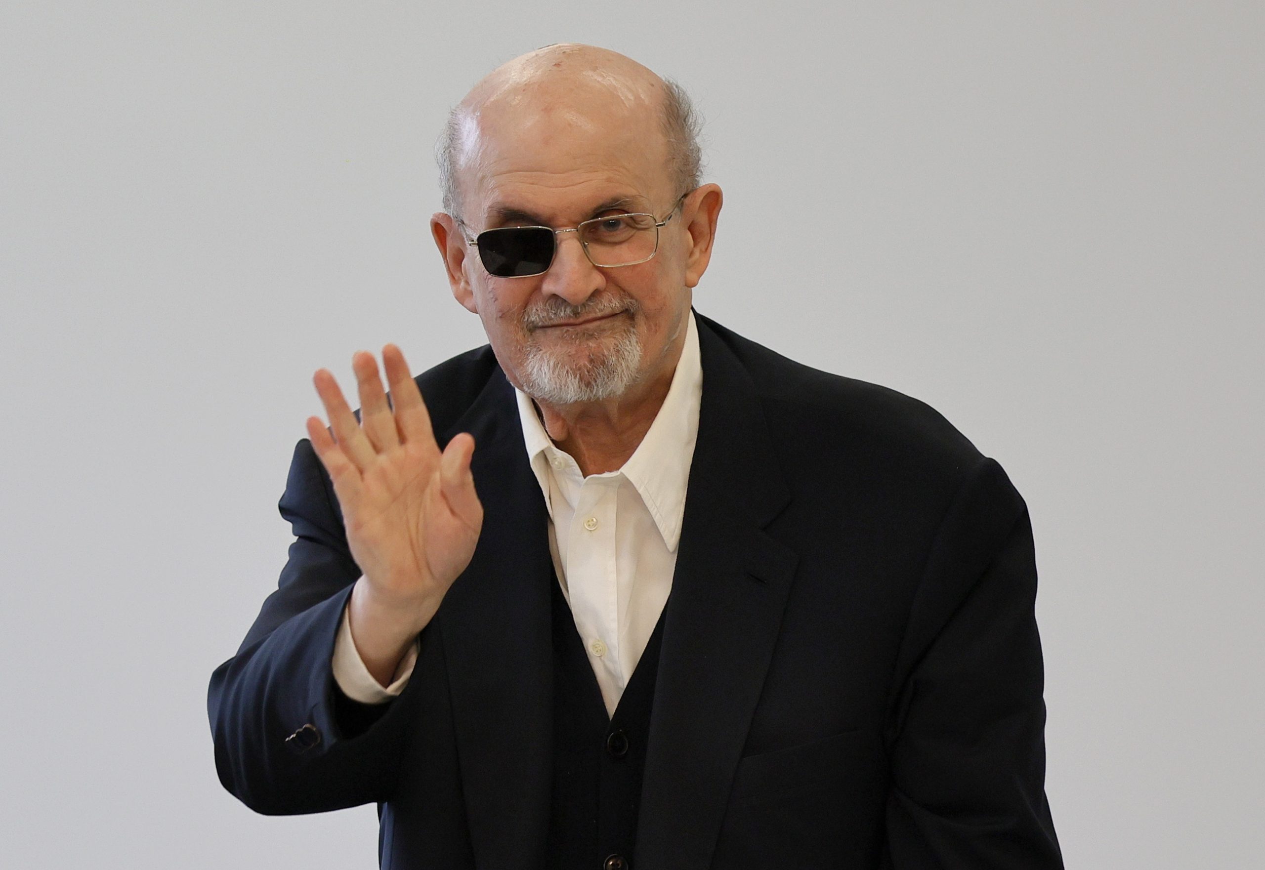Autor de atentado contra Salman Rushdie indiciado por terrorismo nos EUA