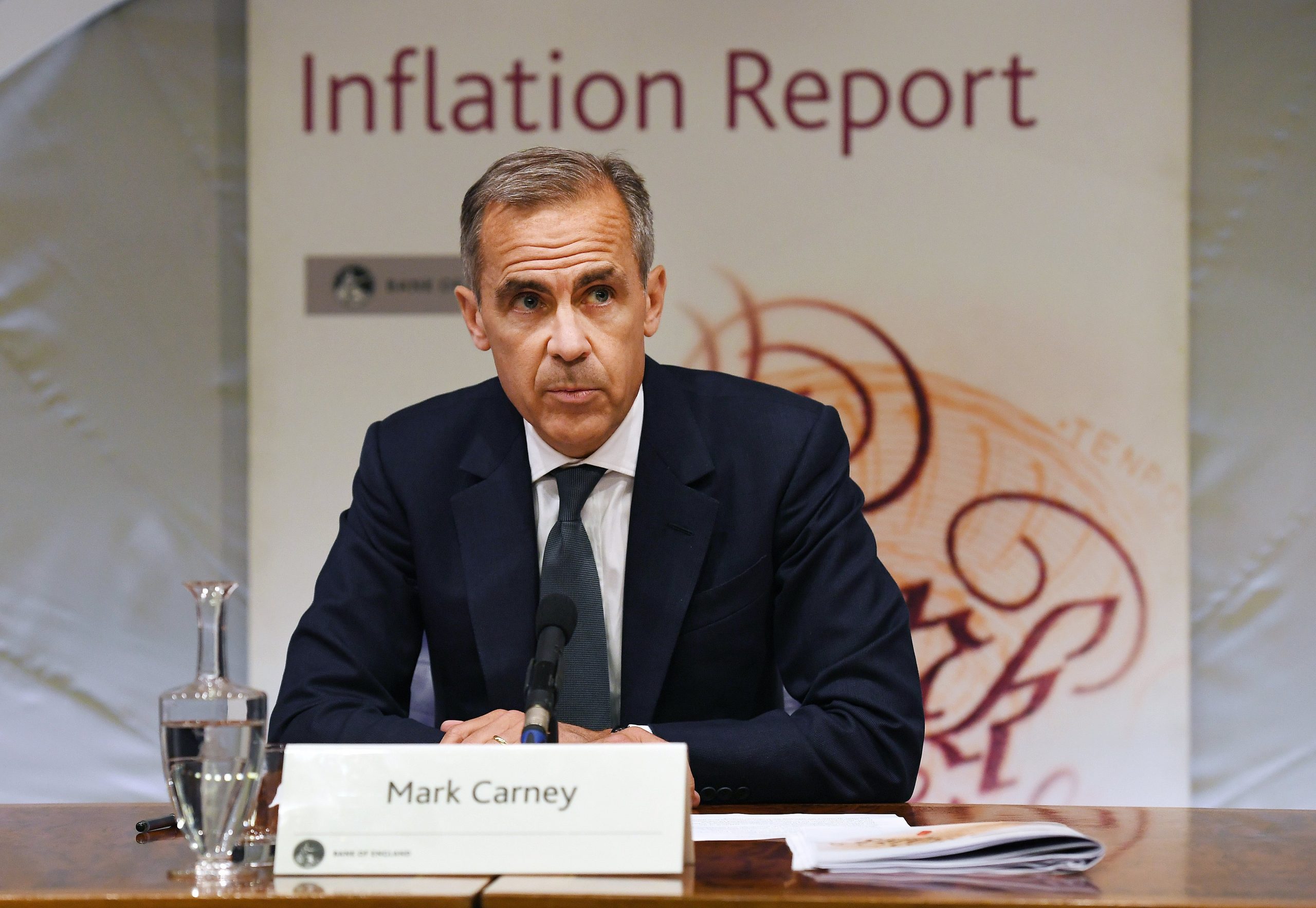 Banco de Inglaterra mantém juros e revê em baixa o crescimento económico em 2017