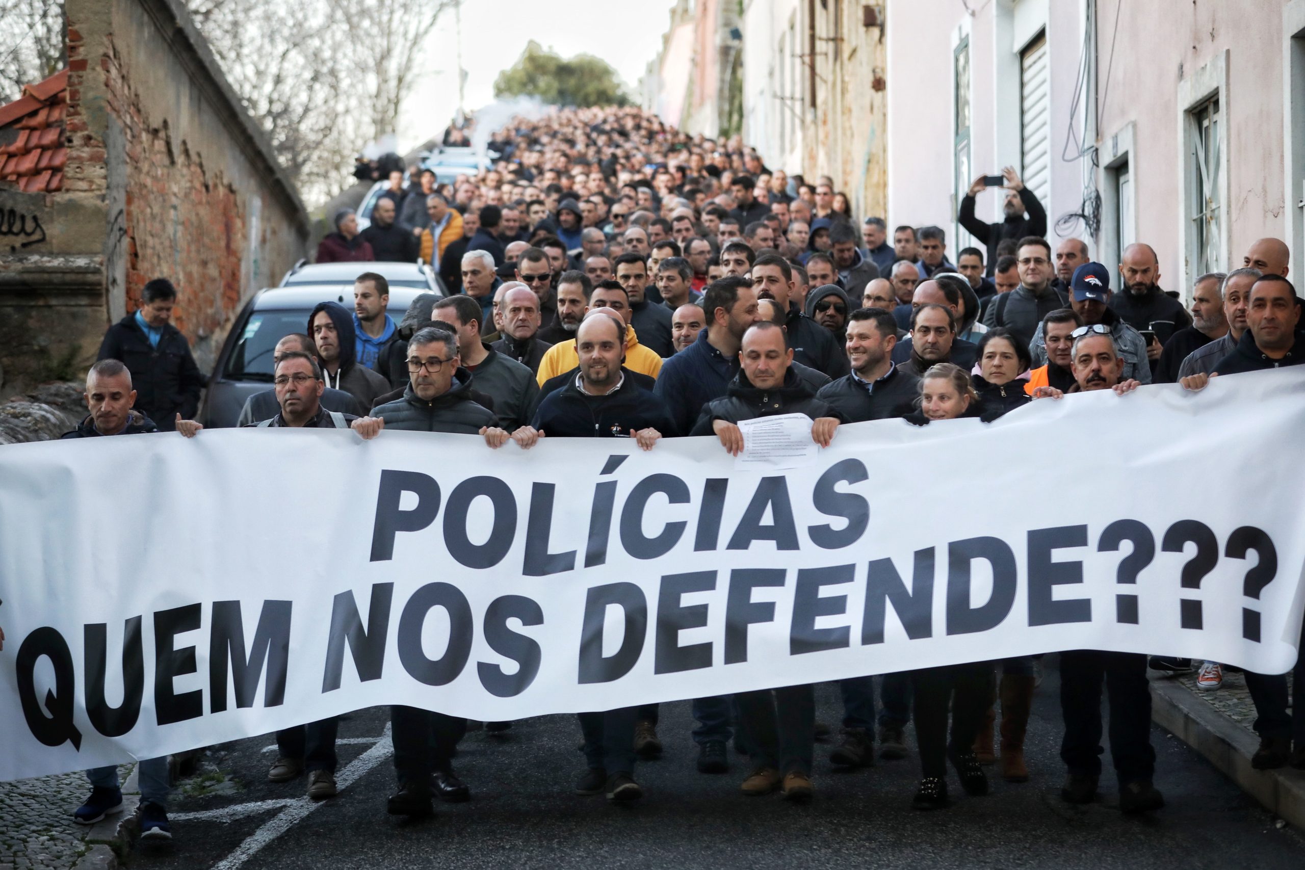 Sentem-se “ignorados pelo Governo”: Polícias manifestaram-se num protesto pouco ruidoso e prometem voltar às ruas