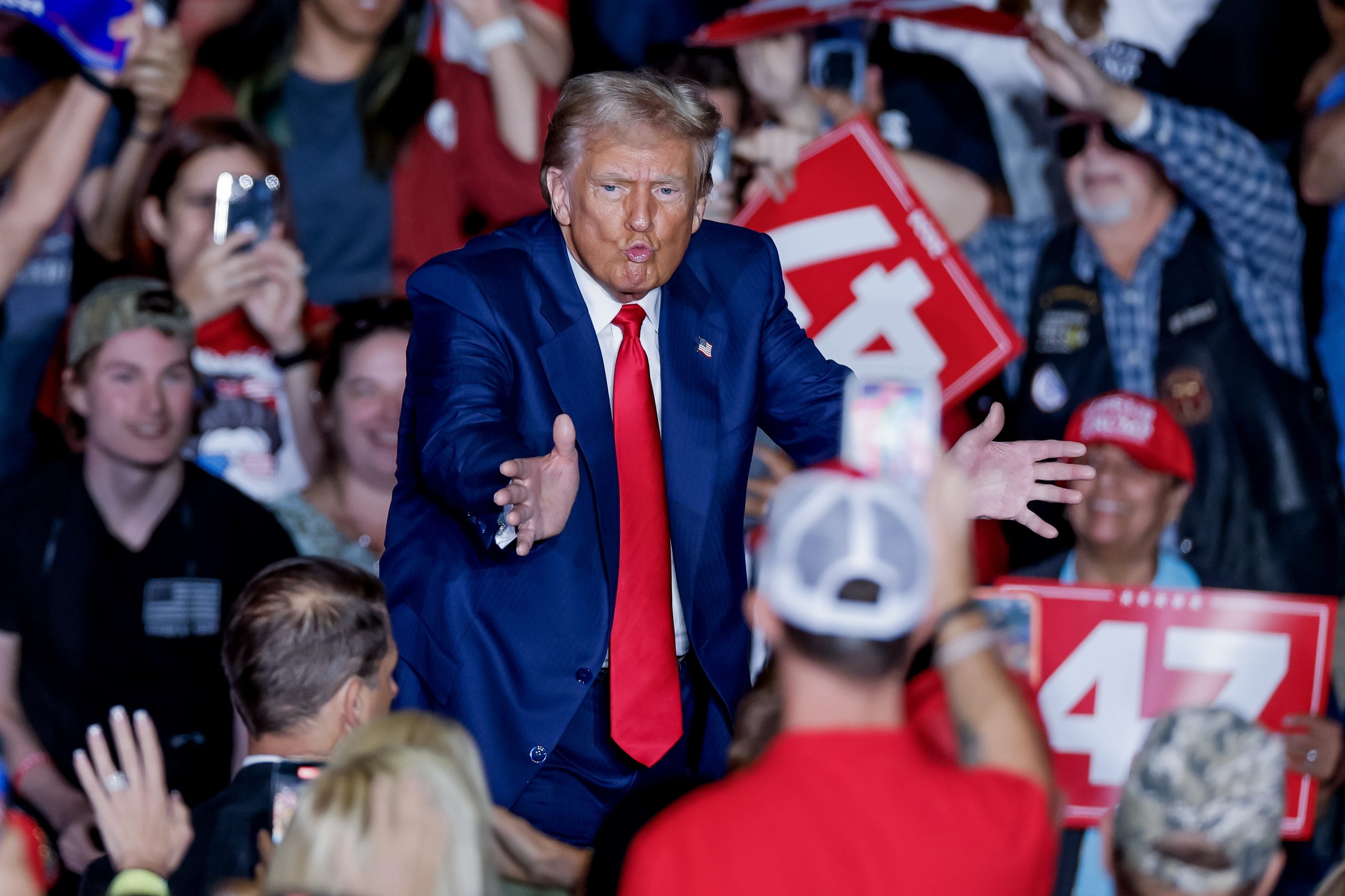 Trump quer impor tarifas de 25% ao México. País não pára “criminosos” da “droga” e migrantes