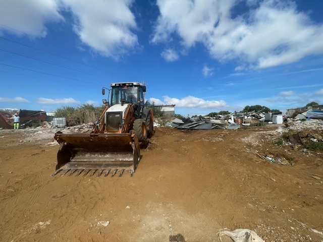 Câmara de Loures desmantela construção ilegal no Talude Militar após notificação ignorada