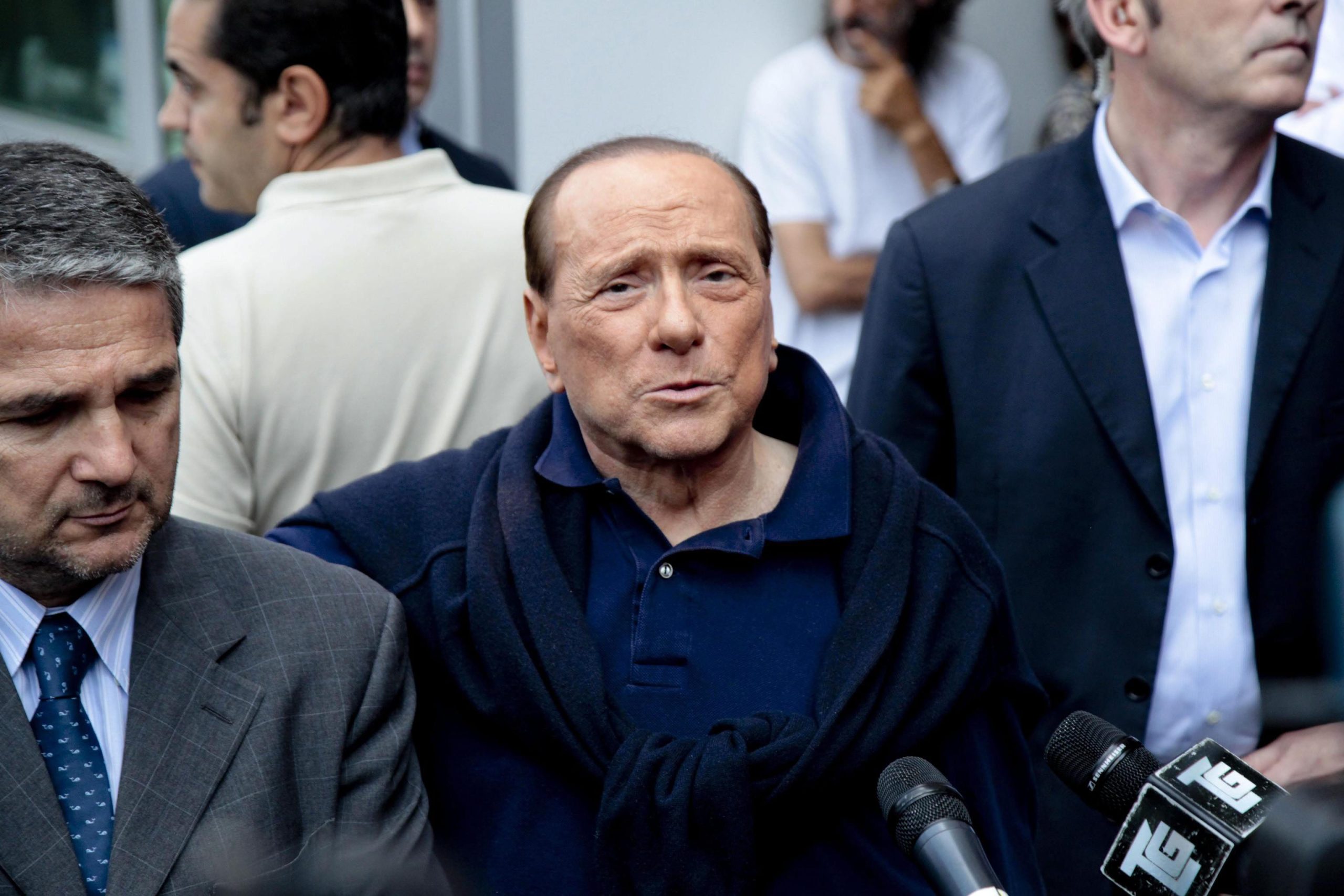 Silvio Berlusconi deixa hospital de Milão após operação intestinal