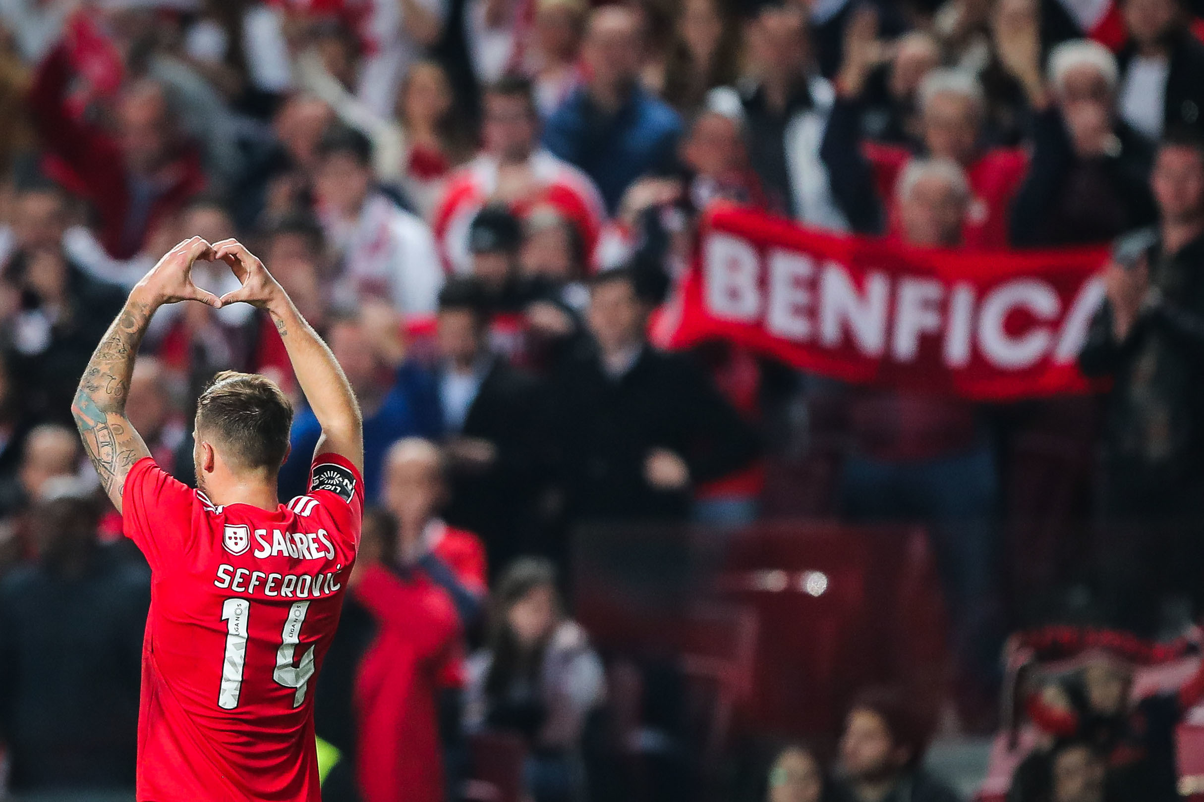Benfica goleia Chaves e continua a um ponto do FC Porto