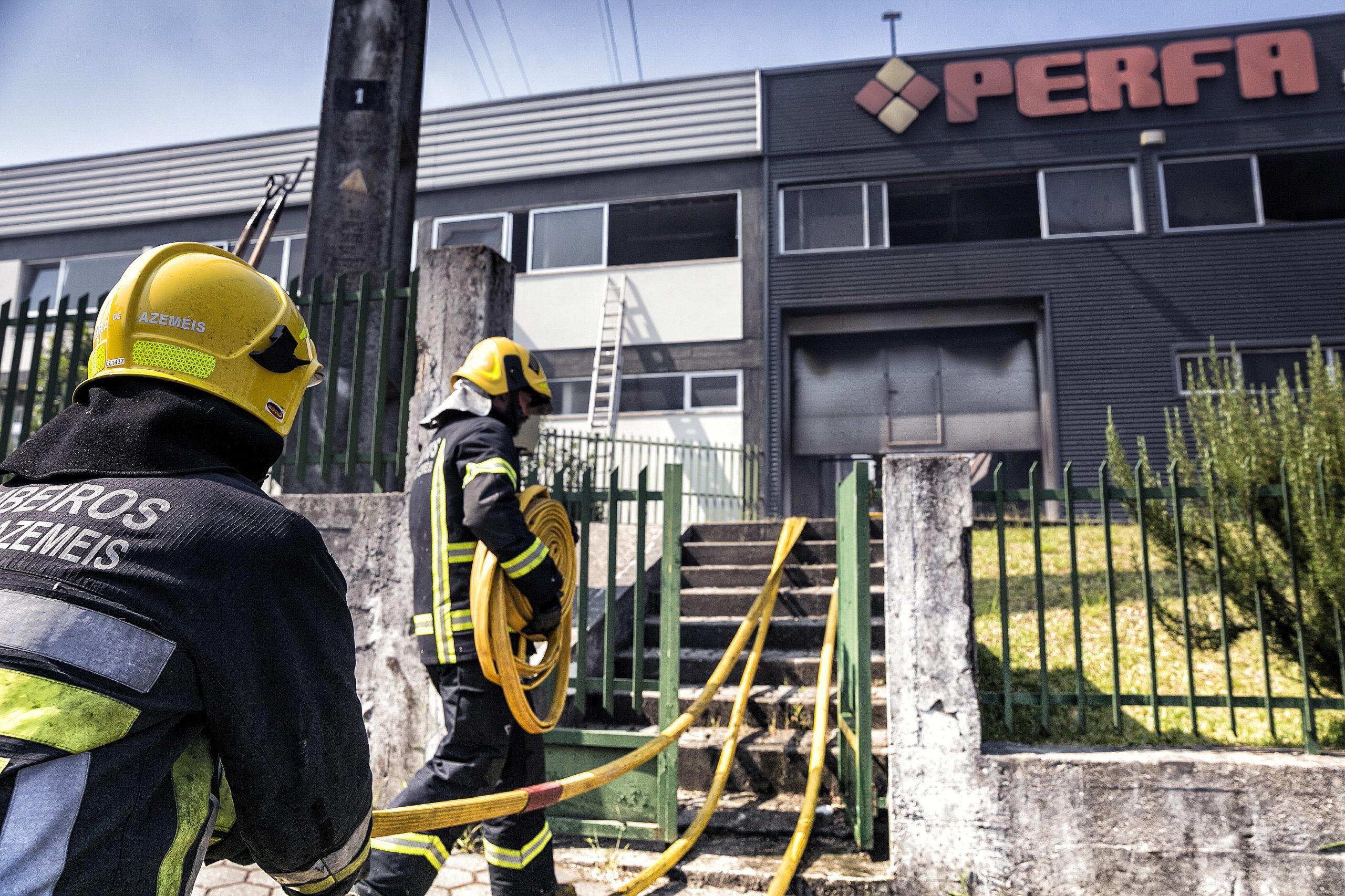 Bombeiros mantêm-se em fábricas de Oliveira de Azeméis para evitar reacendimentos