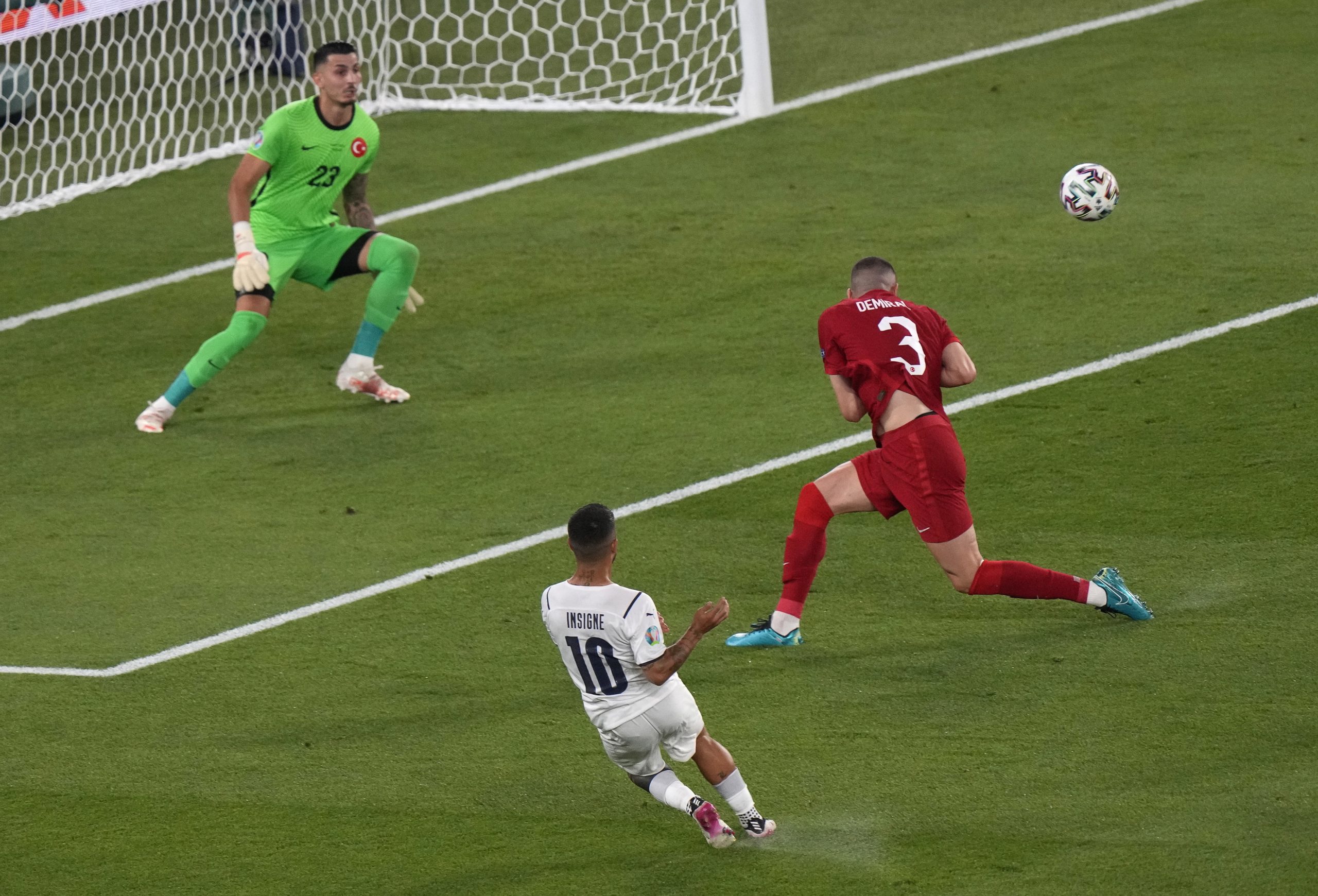 Euro2020: Demiral marcou na própria baliza o primeiro golo, cinco anos após Éder fazer de Portugal campeão